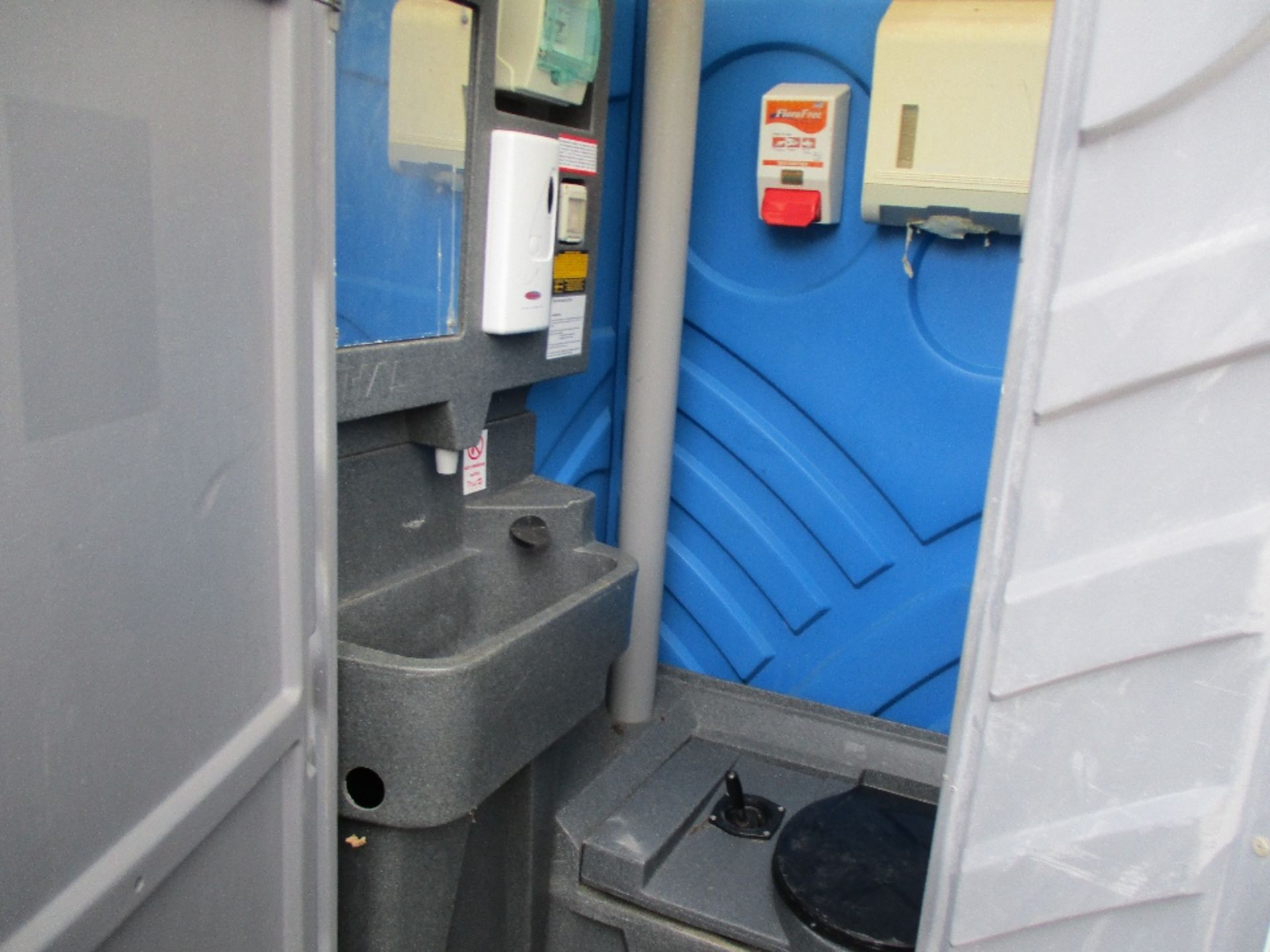 ELECTRIC HOT WASH PORTABLE TOILET - Image 2 of 2