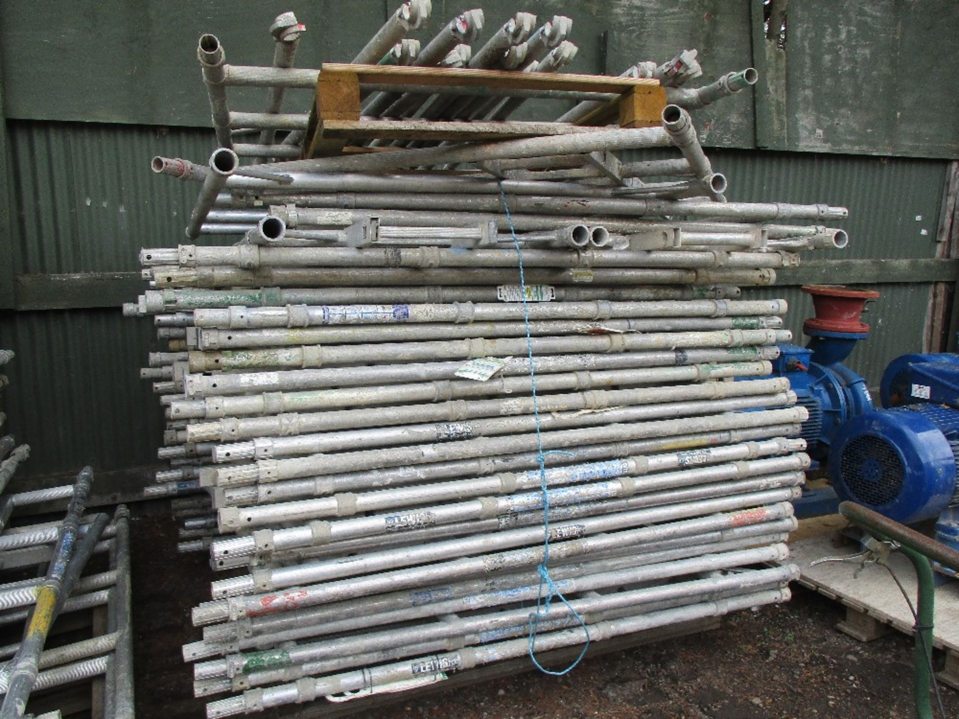 LARGE QTY OF ALUMINIUM SCAFFOLD TOWER PARTS - Image 3 of 3