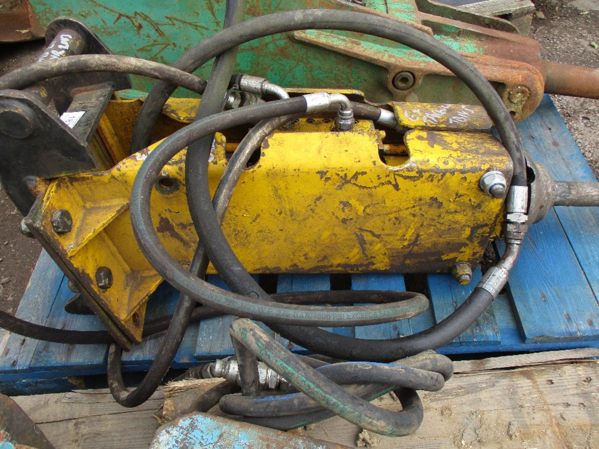 Atlas Copco B21 breaker on 40mm pins