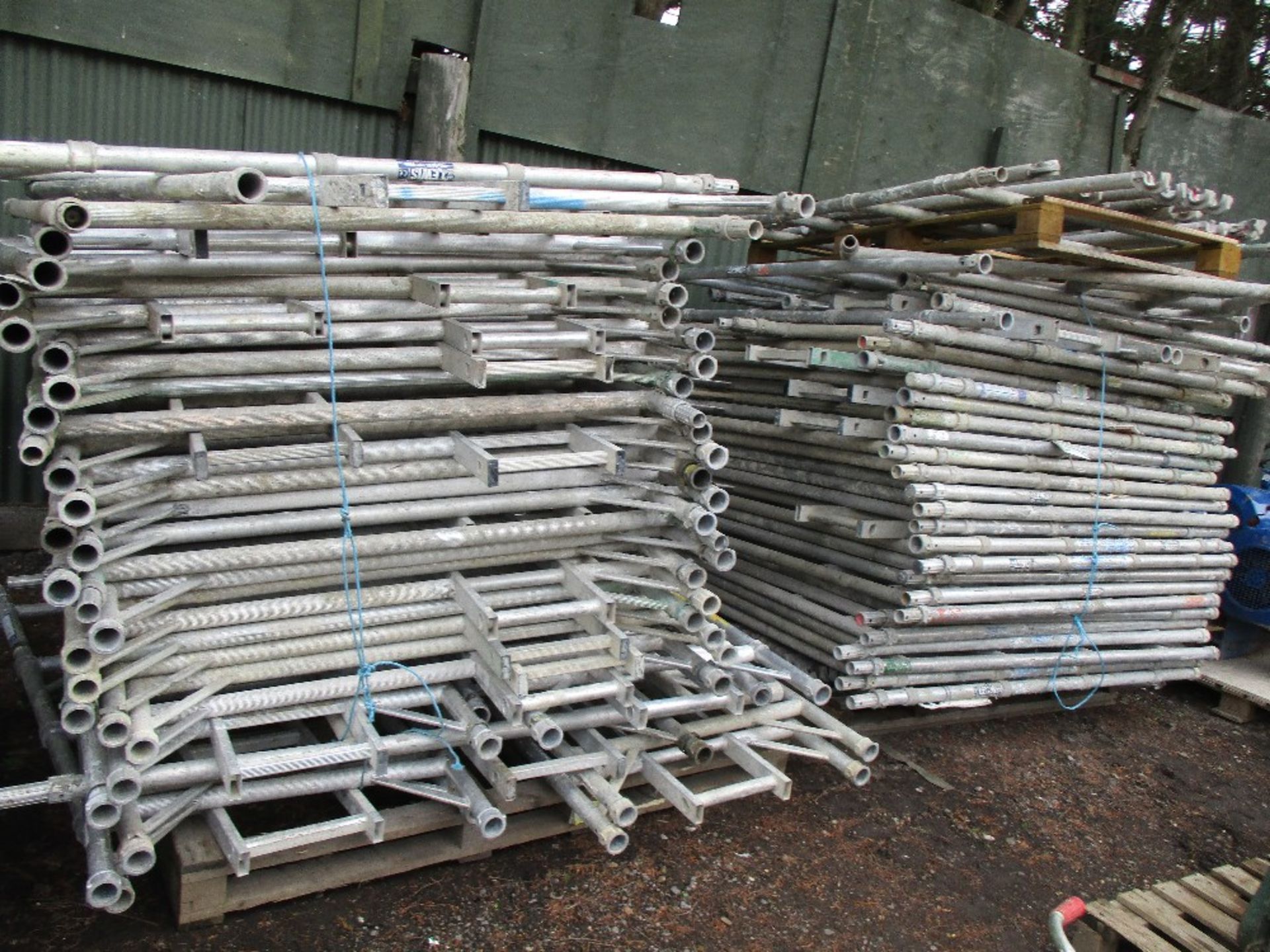 LARGE QTY OF ALUMINIUM SCAFFOLD TOWER PARTS