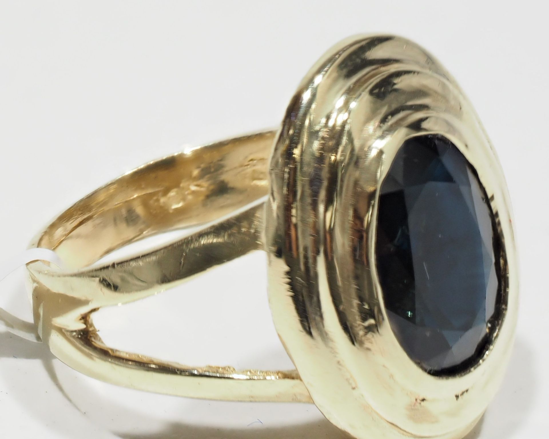 14K Yellow Gold Sapphire (4.60ct) Large Ring (Made in Canada) w/ New Gift Box, Insurance Value $5400 - Image 3 of 4