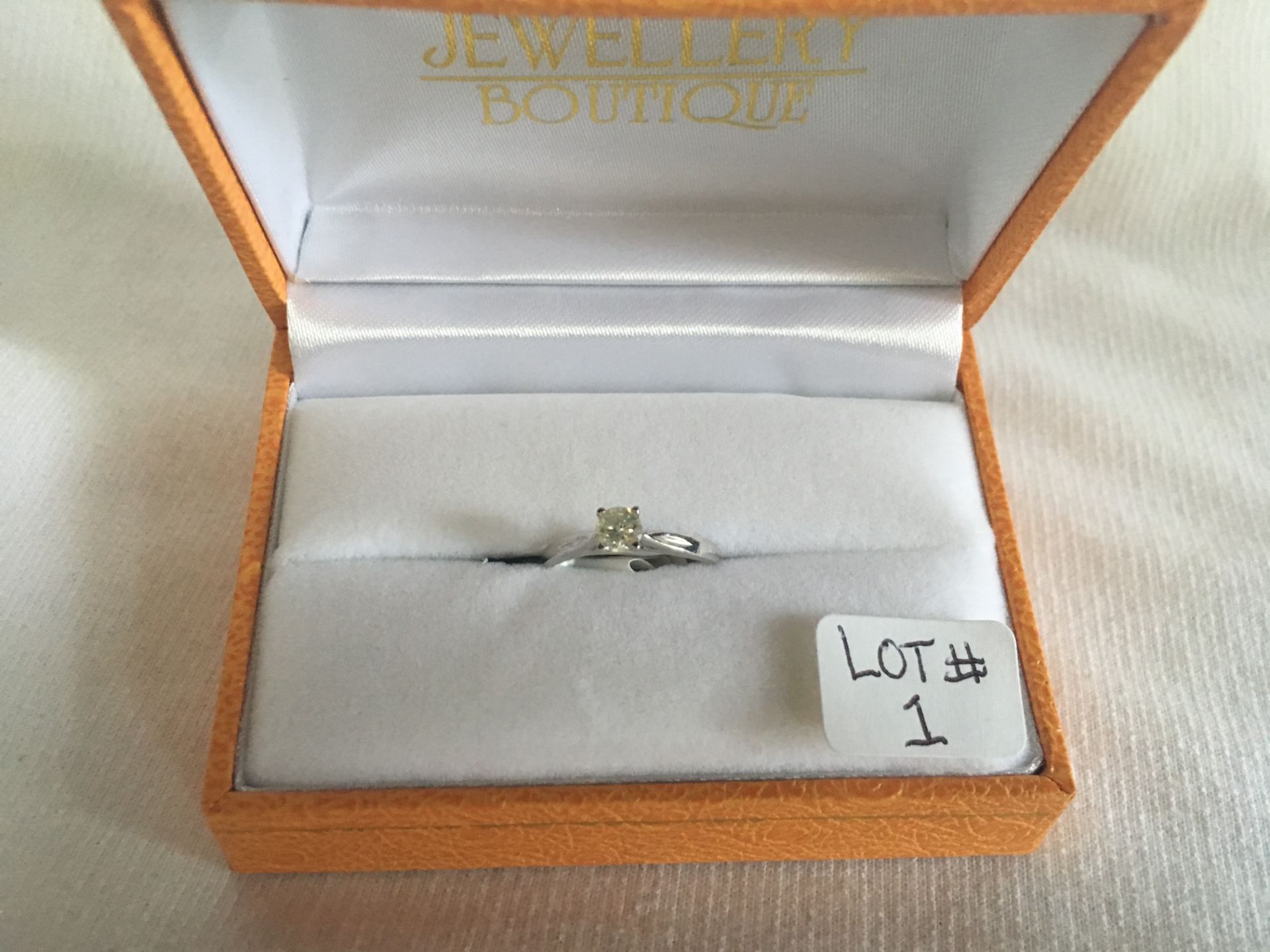 Ladies Diamond Ring 10kt White Gold, Centre wt 0.20CT 1.25gr value$1500
