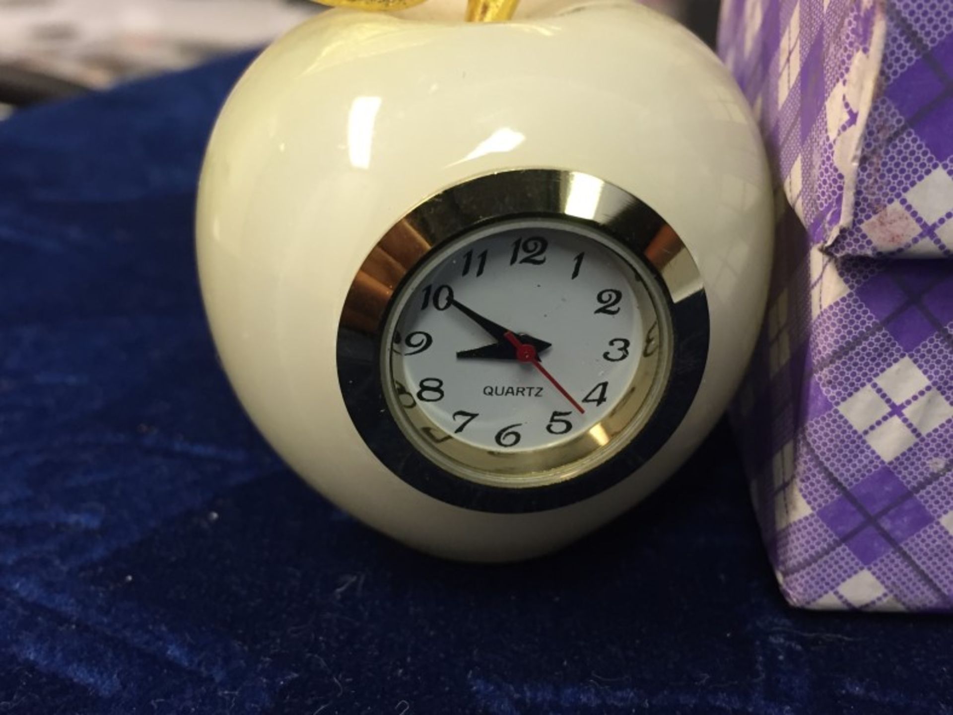 Hand carved onyx Apple Clock - Image 2 of 2