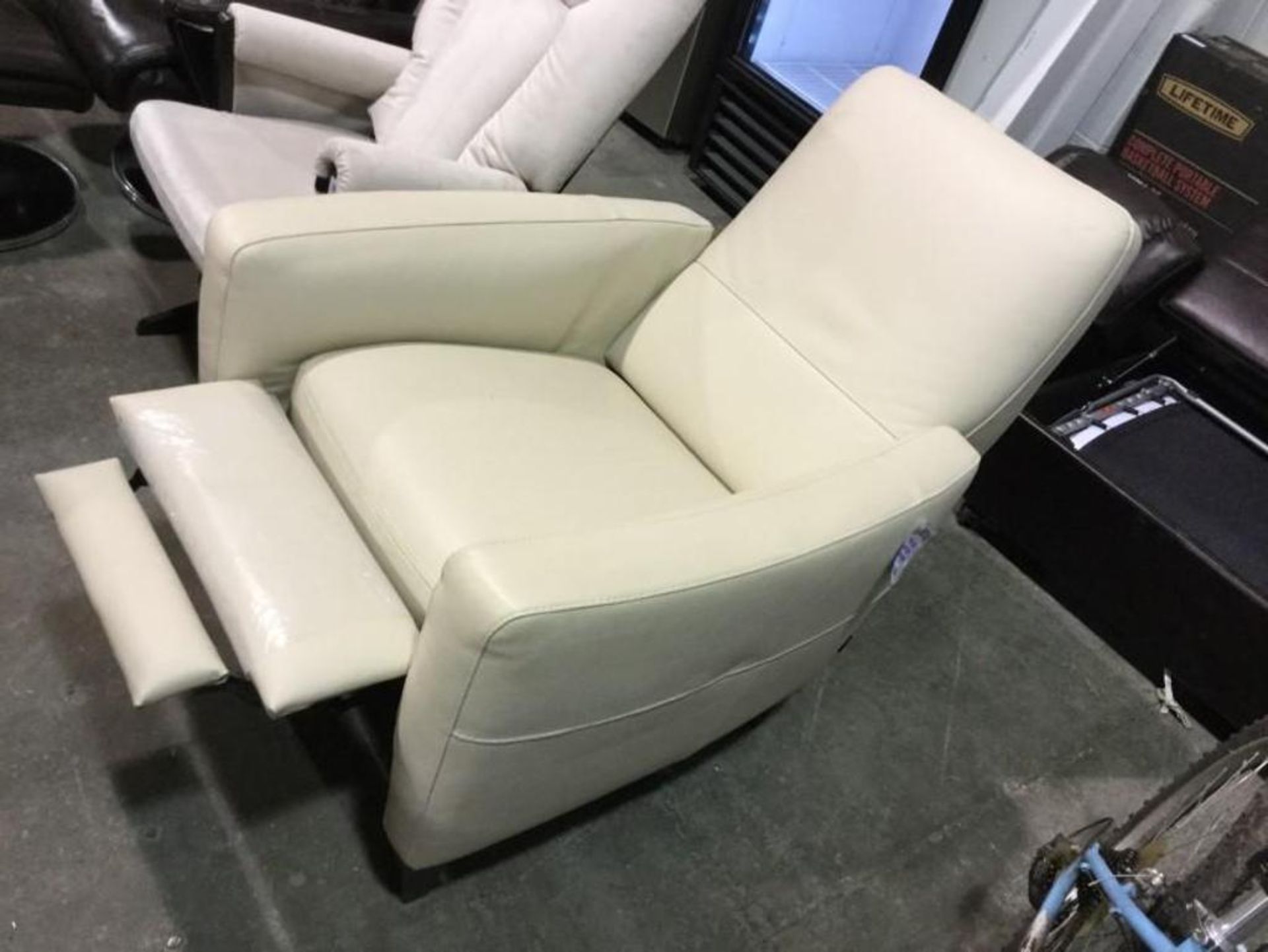 New White leather Recline - Image 2 of 2