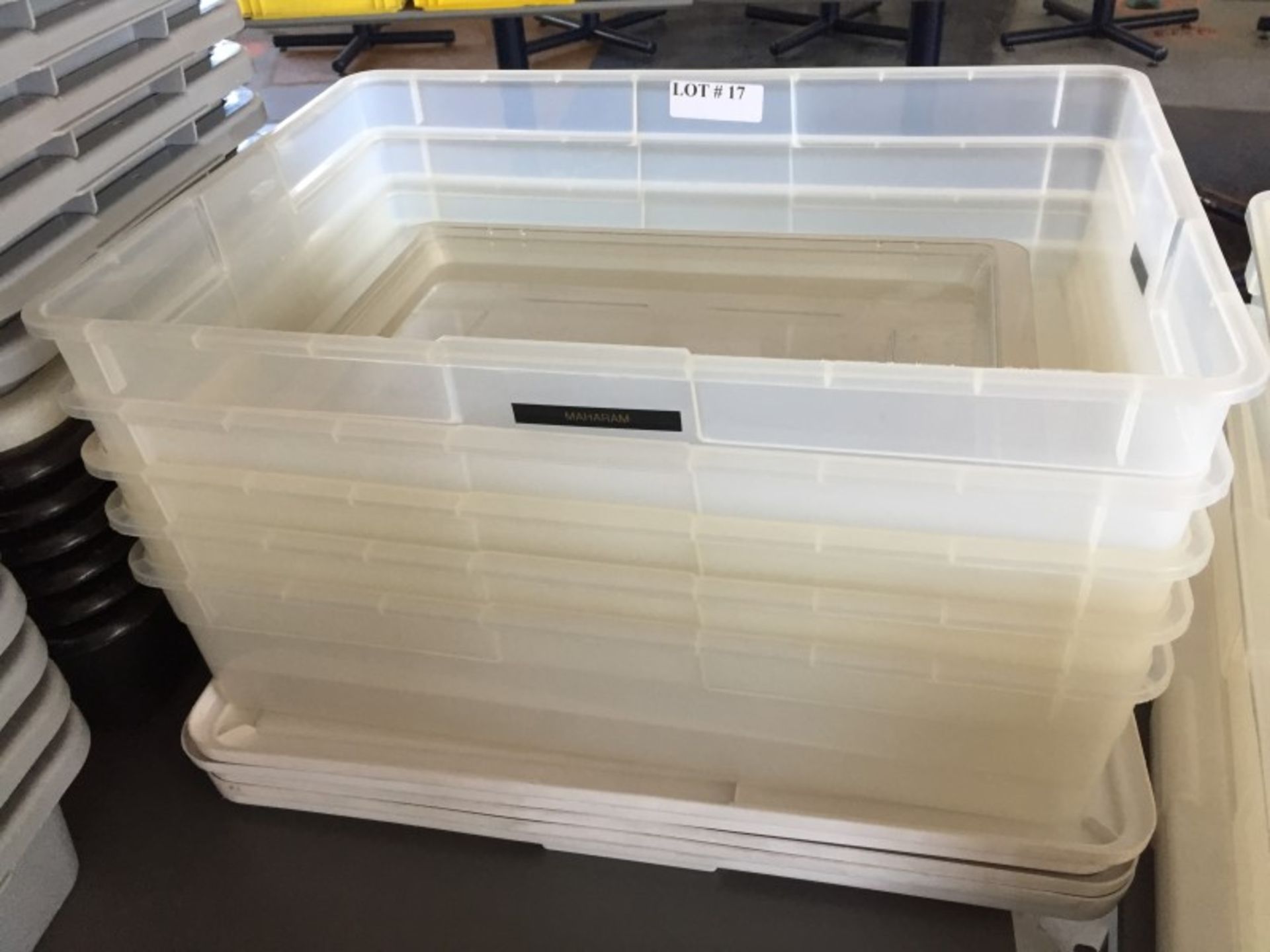 lot 5 Plastic storage with lids -Med