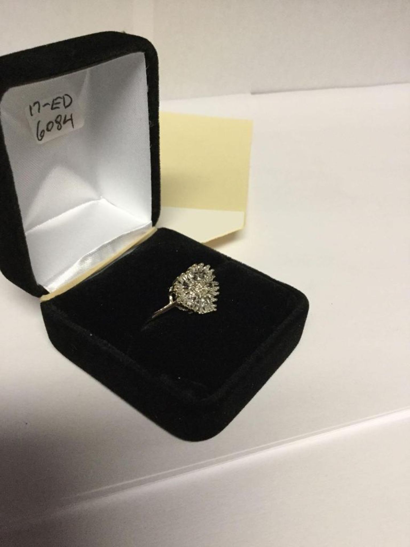 Heart shaped Diamond ring set in 10 kt gold -value $ 2360 - 17ED 6084 - Image 2 of 3