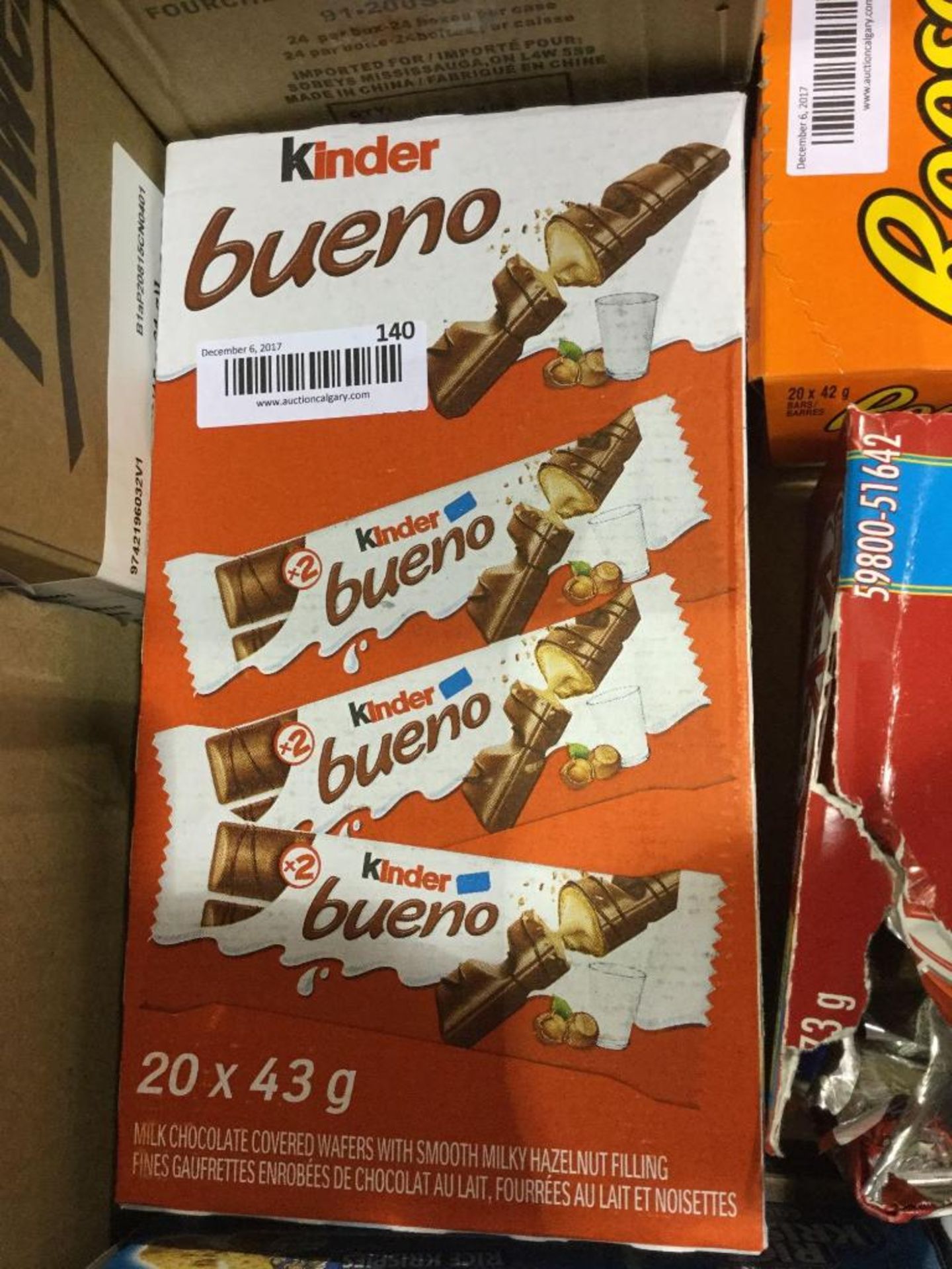 Case of 20 x 43 g Kinder Bueno snacks
