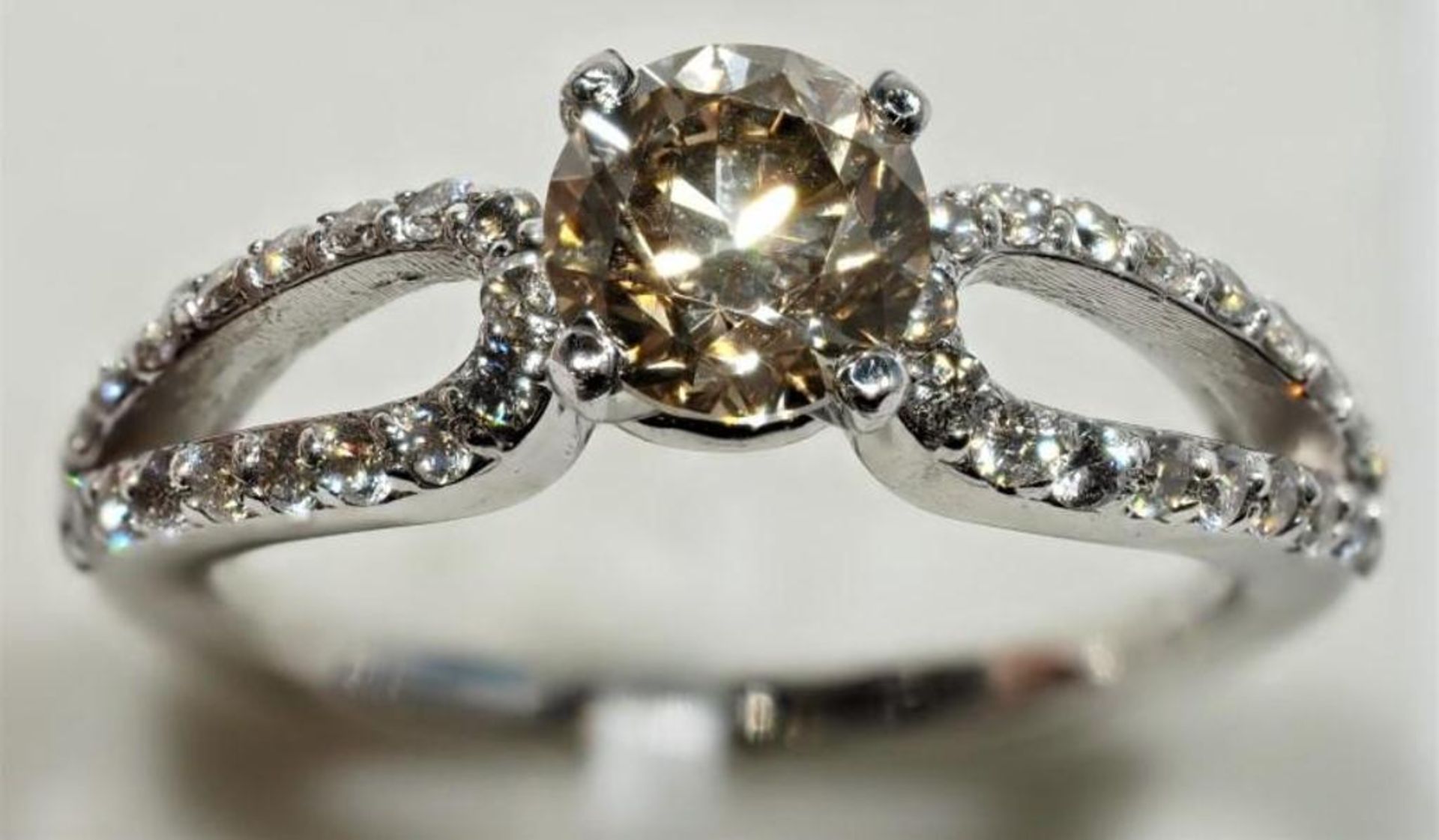 14K White Gold Diamond (1.01ct) with 38 accompanying Diamonds (0.42ct) Ring. Insurance Value $13750 - Image 2 of 4