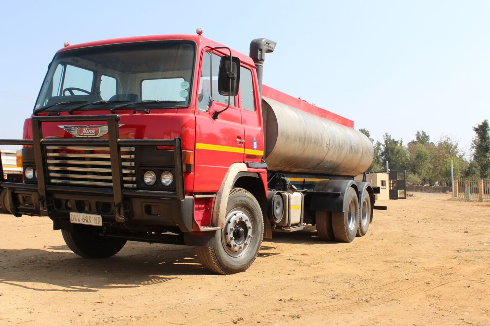 TOYOTA HINO DOLPHIN 16000L STAINLESS STEEL WATER TANKER