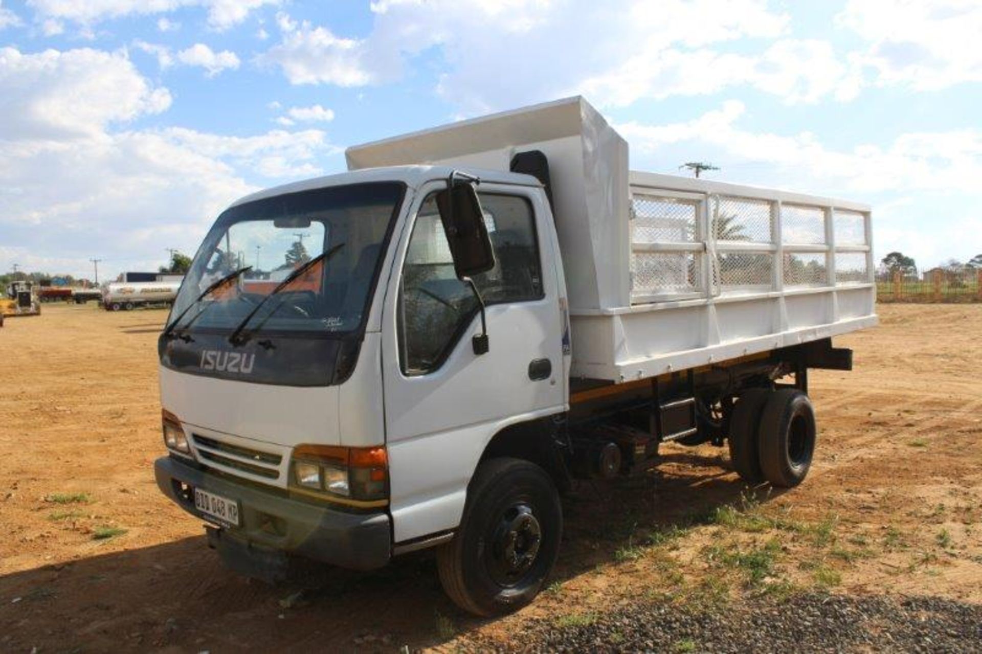 ISUZU N3500 4 CUBE TIPPER - Image 2 of 8