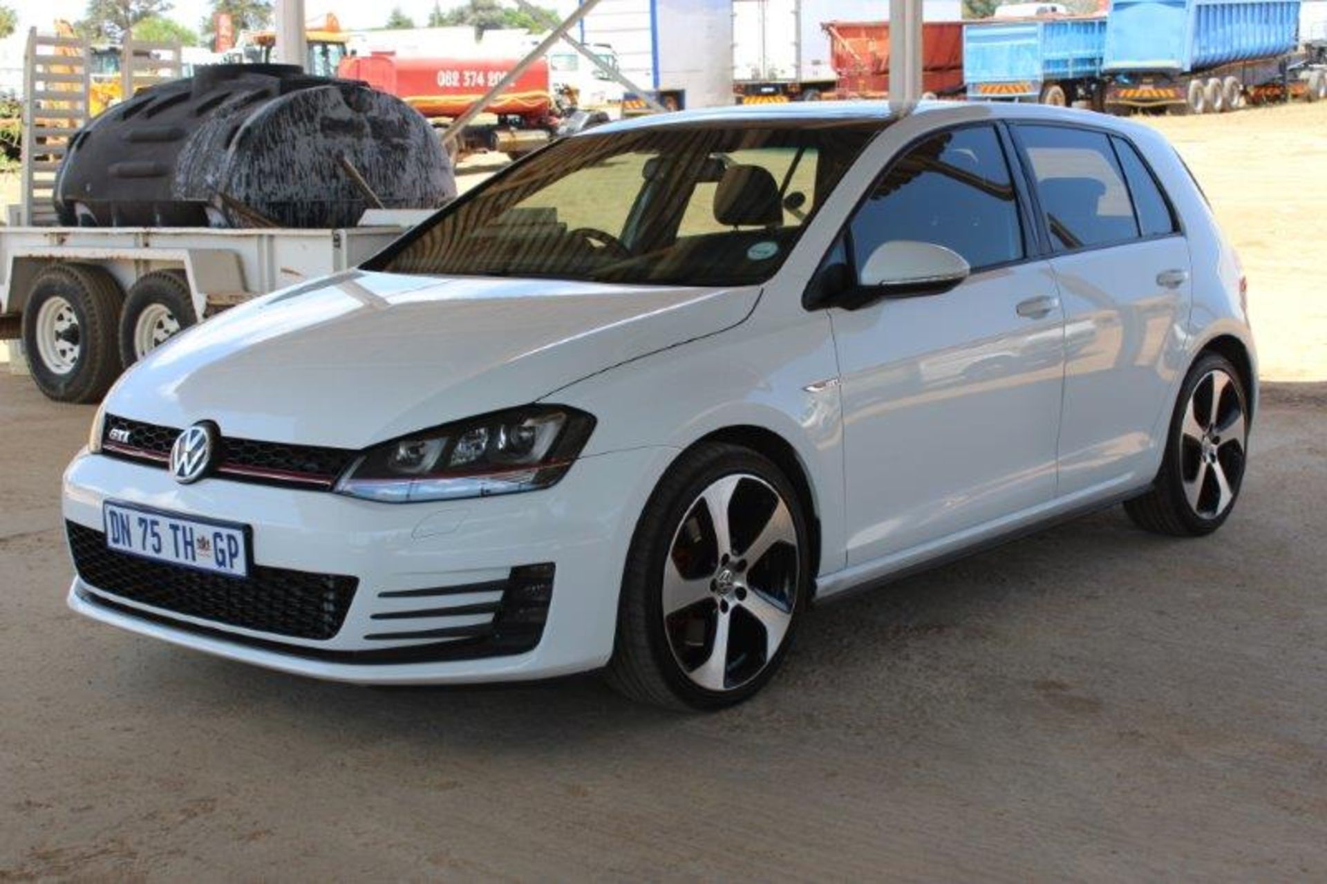 2015 VW GTI 4 DOOR - Image 2 of 4