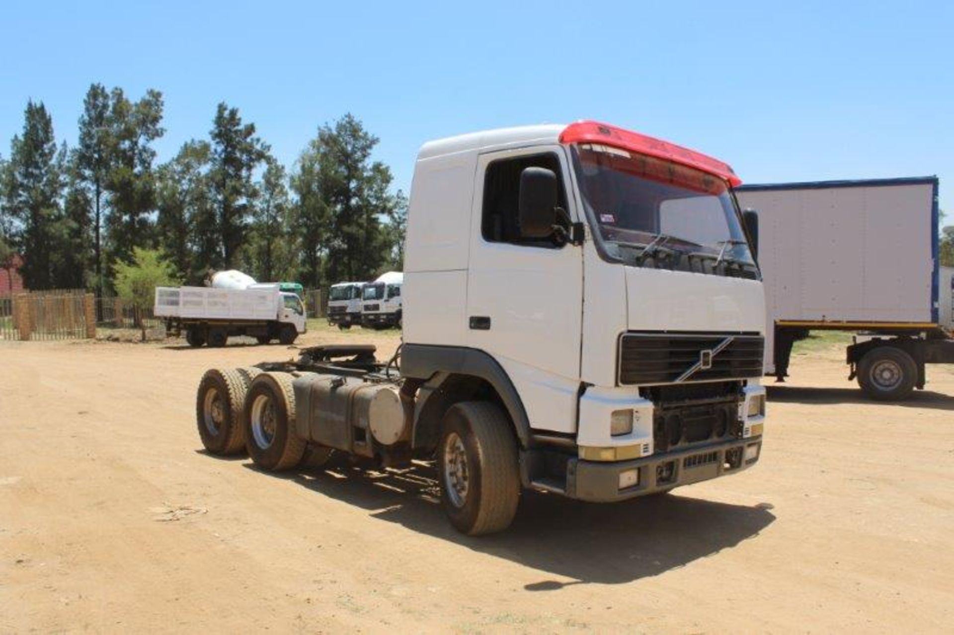 VOLVO DOUBLE AXLE HORSE - NO HAND BREAK