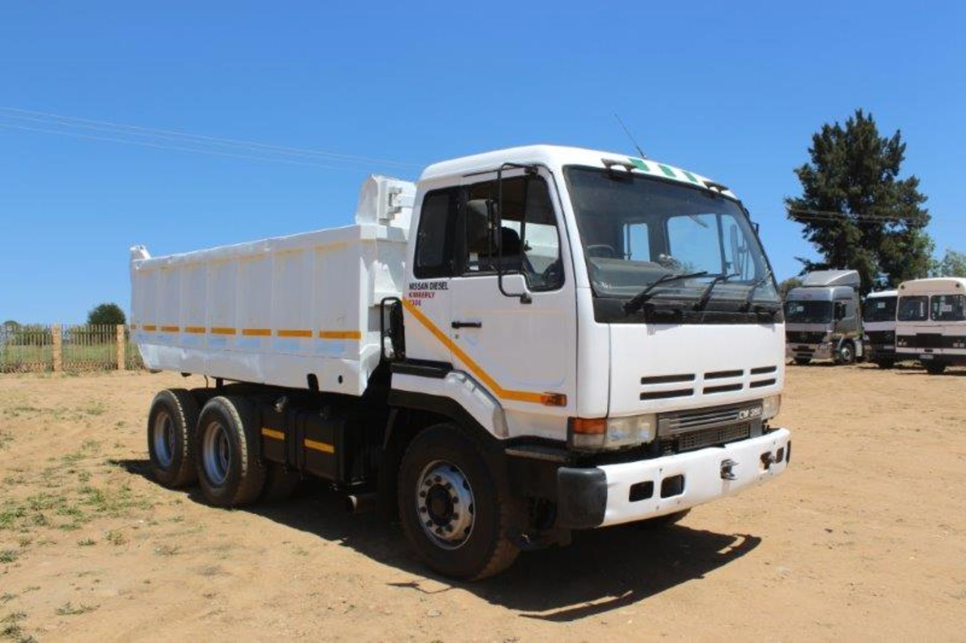 NISSAN UD 350 10 CUBE TIPPER