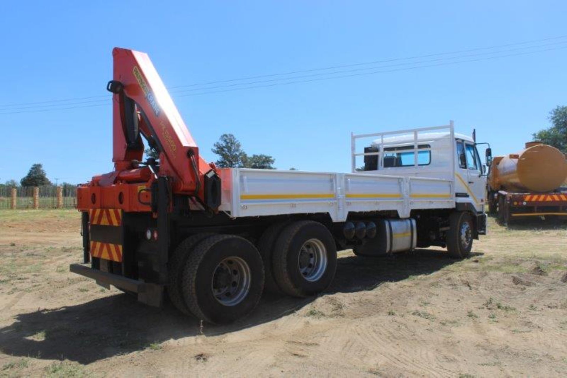 NISSAN UD 440 DROPSIDE WITH CRANE - Image 4 of 8