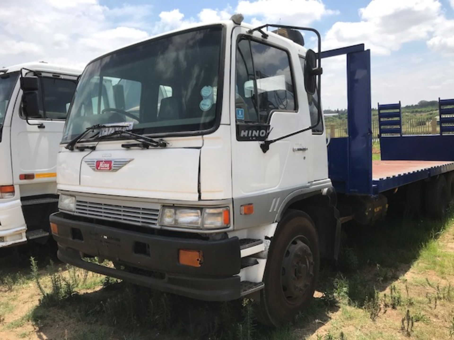 HINO DOUBLE AXLE FALT DECK WITH RAMPS FLAT