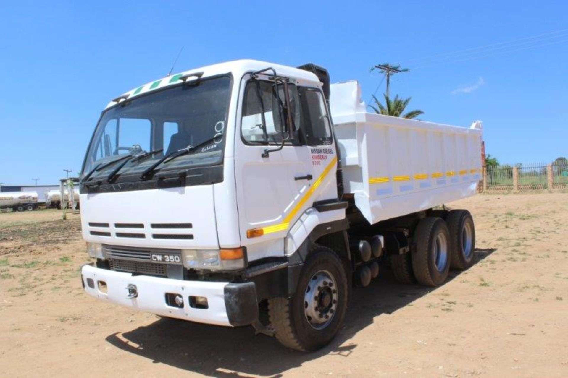 NISSAN UD 350 10 CUBE TIPPER - Image 2 of 8