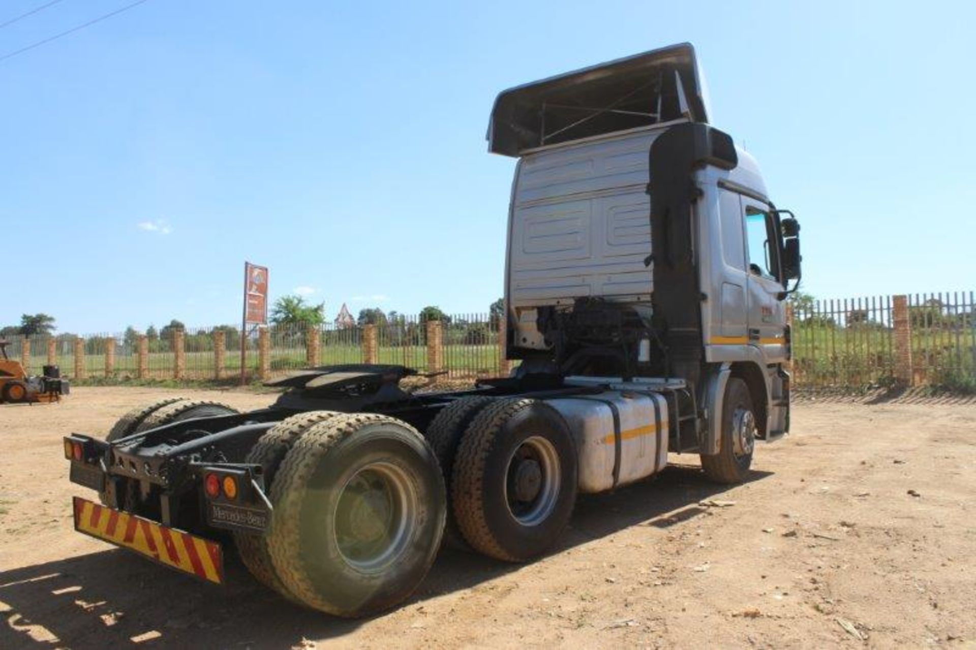 2005 M/BENZ 2640 ACTROS DOUBLE AXLE - Image 4 of 8