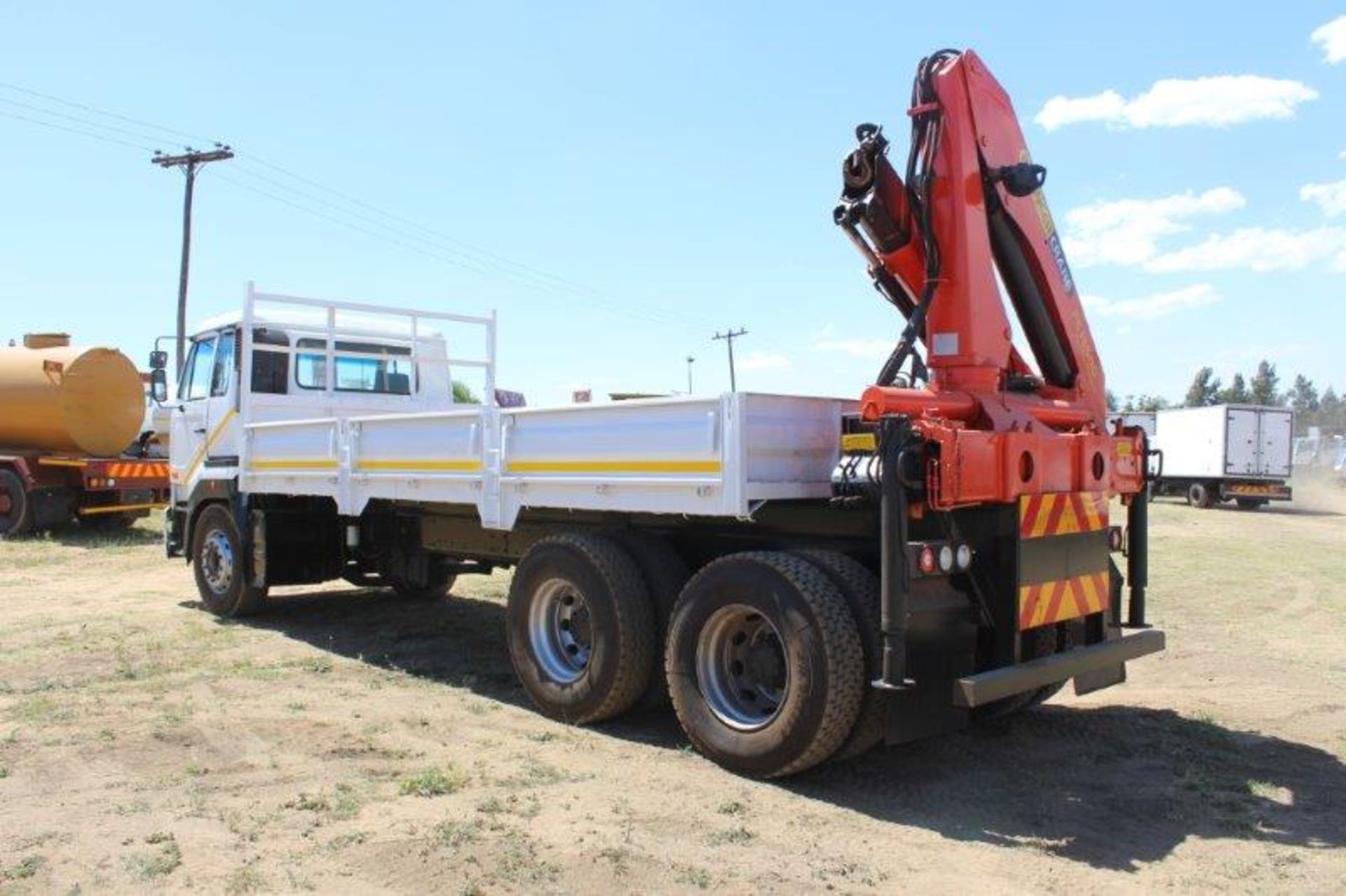 NISSAN UD 440 DROPSIDE WITH CRANE - Image 3 of 8