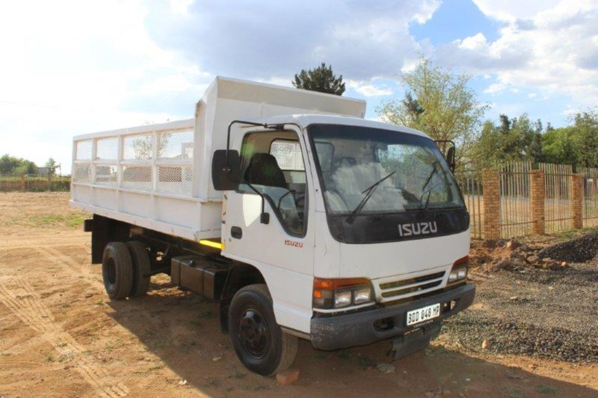 ISUZU N3500 4 CUBE TIPPER