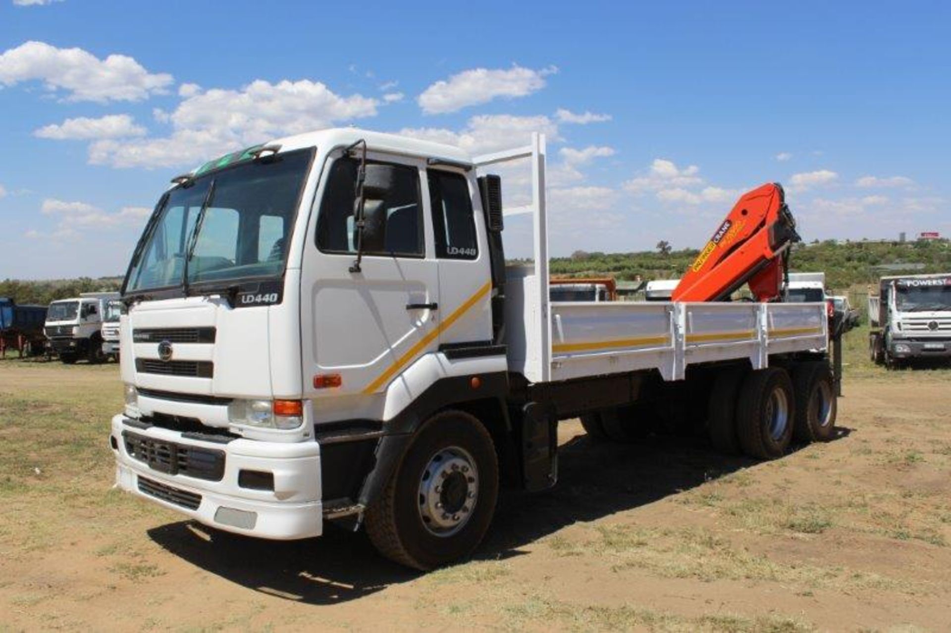 NISSAN UD 440 DROPSIDE WITH CRANE - Image 2 of 8