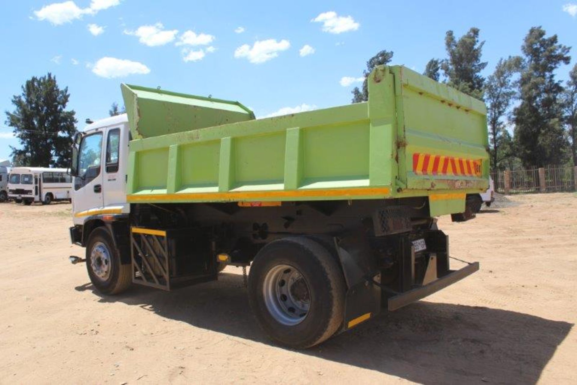 2008 ISUZU FTR 800 6 CUBE TIPPER - Image 3 of 8