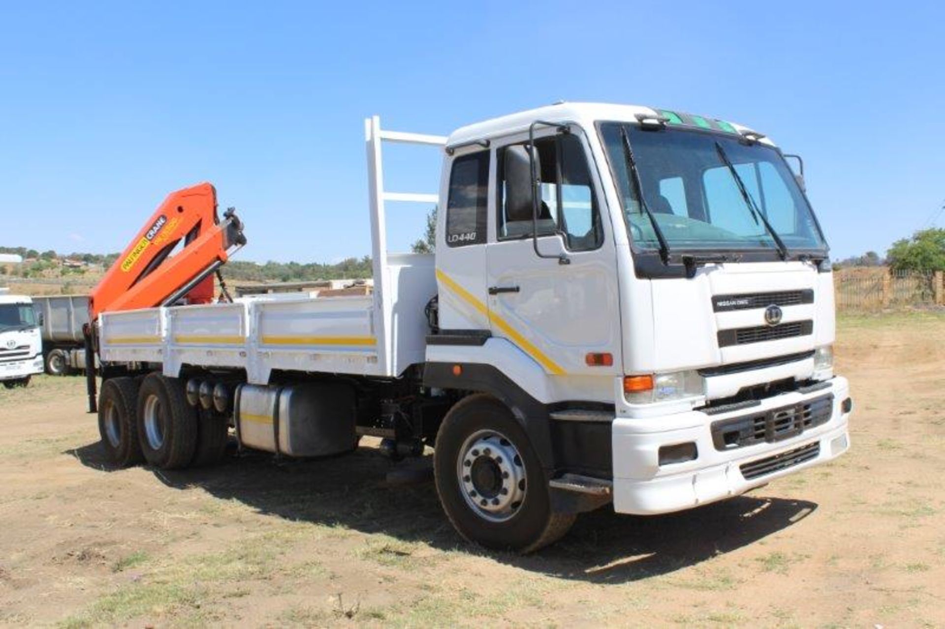 NISSAN UD 440 DROPSIDE WITH CRANE