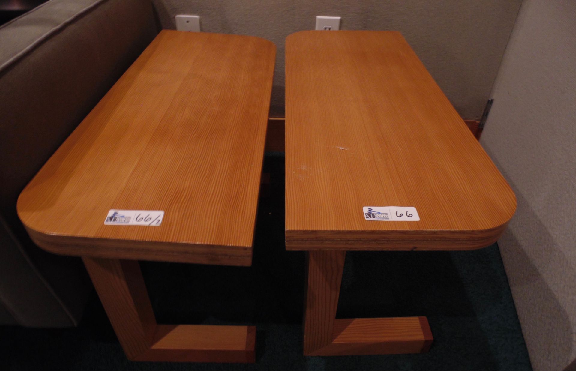 LOT OF 2 SIDE TABLES