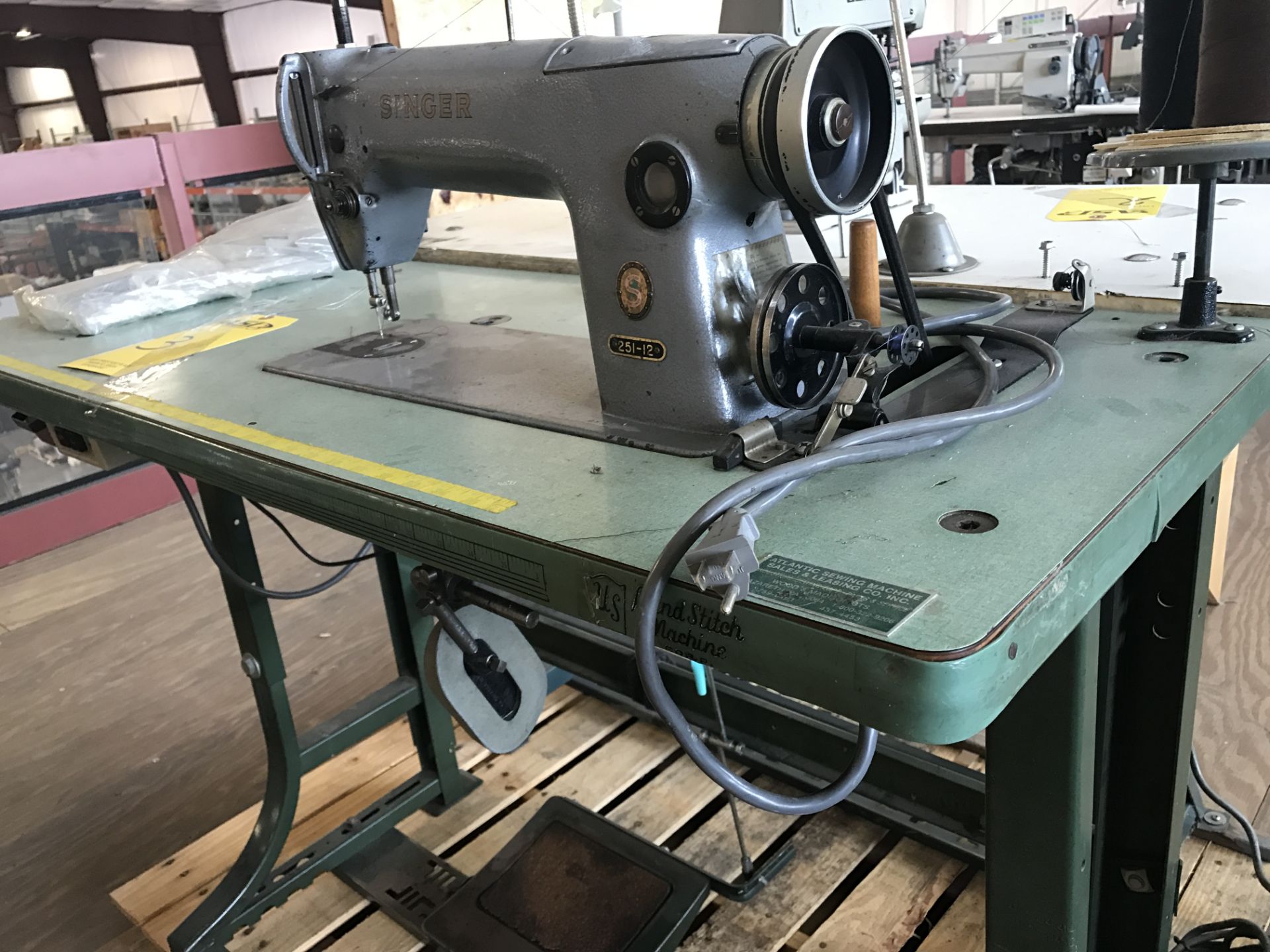 SINGER INDUSTRIAL SEWING MACHINE MOD. 251-12