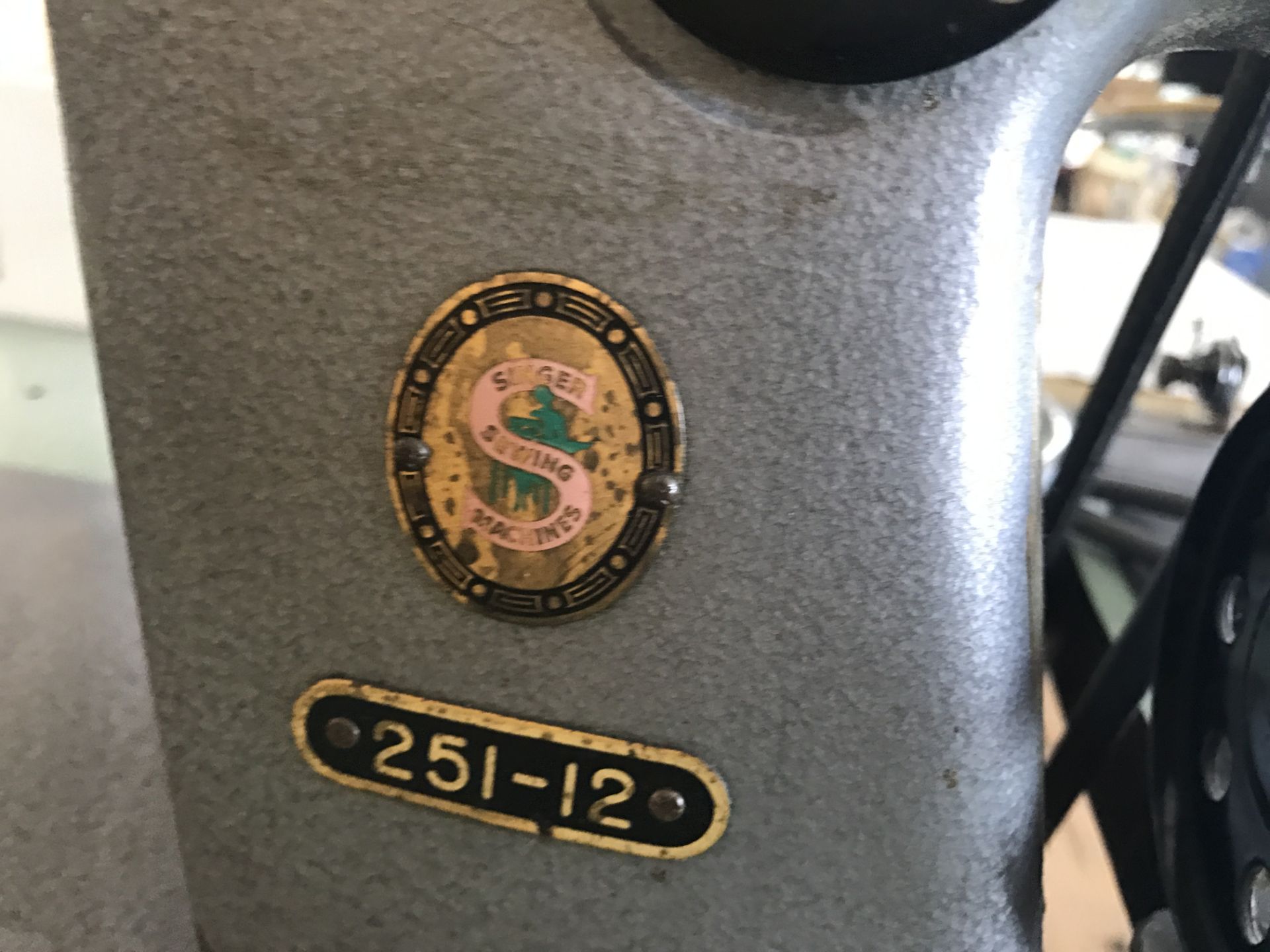 SINGER INDUSTRIAL SEWING MACHINE MOD. 251-12 - Image 2 of 4
