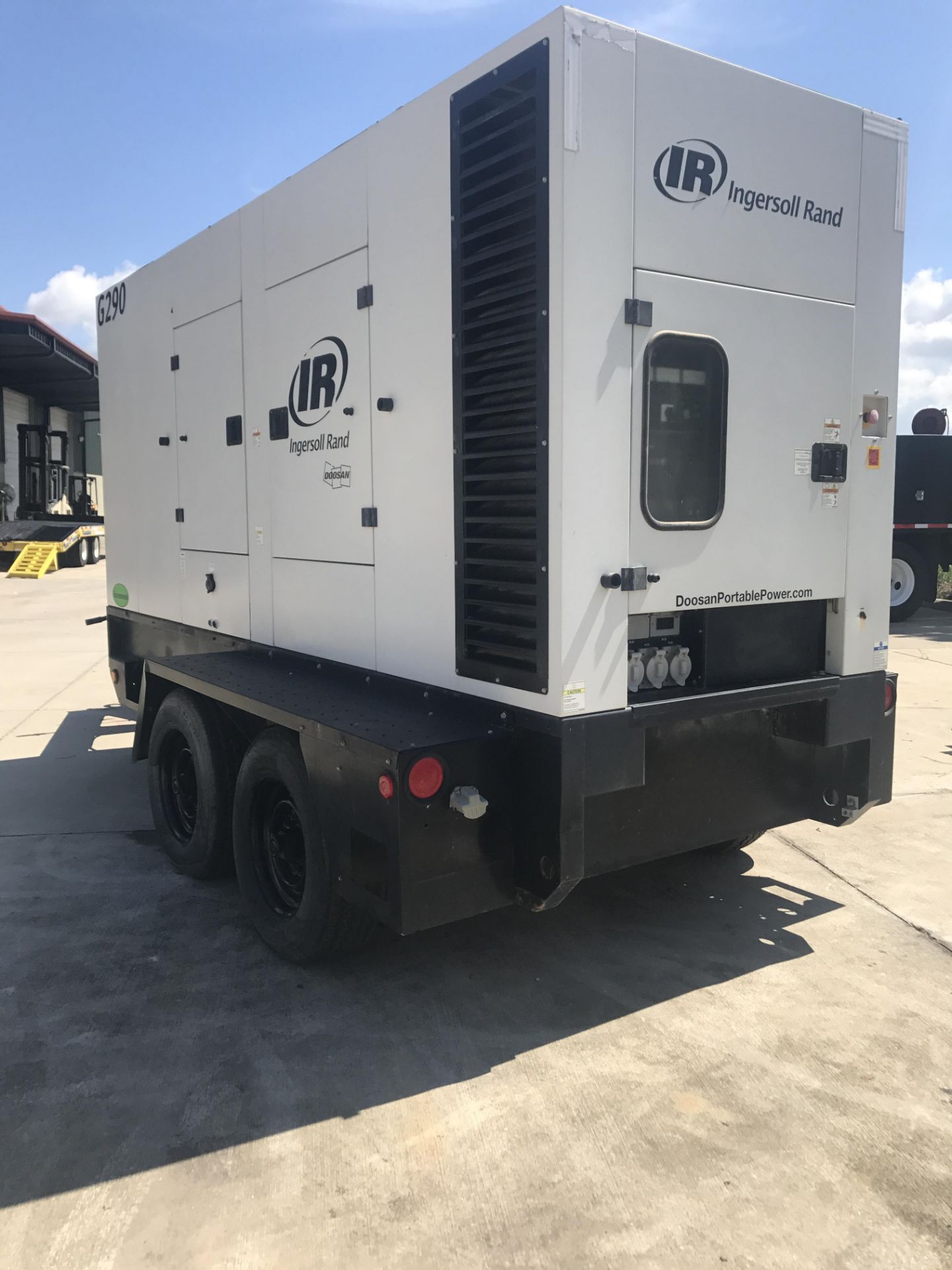 SEE VIDEO** 2012 INGERSOLL RAND G290 TRAILER MOUNTED DIESEL GENERATOR, CUMMINS DIESEL - Image 3 of 8