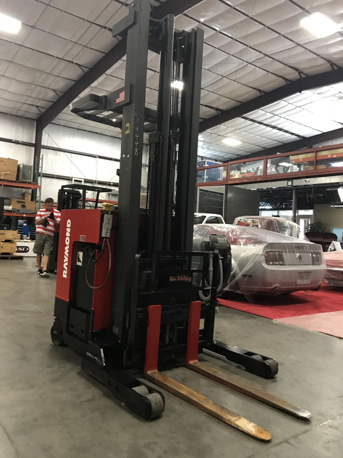 SEE VIDEO** RAYMOND ELECTRIC FORKLIFT, 36V, TILT, REACH, MOD. EASI-R35TT, 3,500 LB CAP. - Image 4 of 9