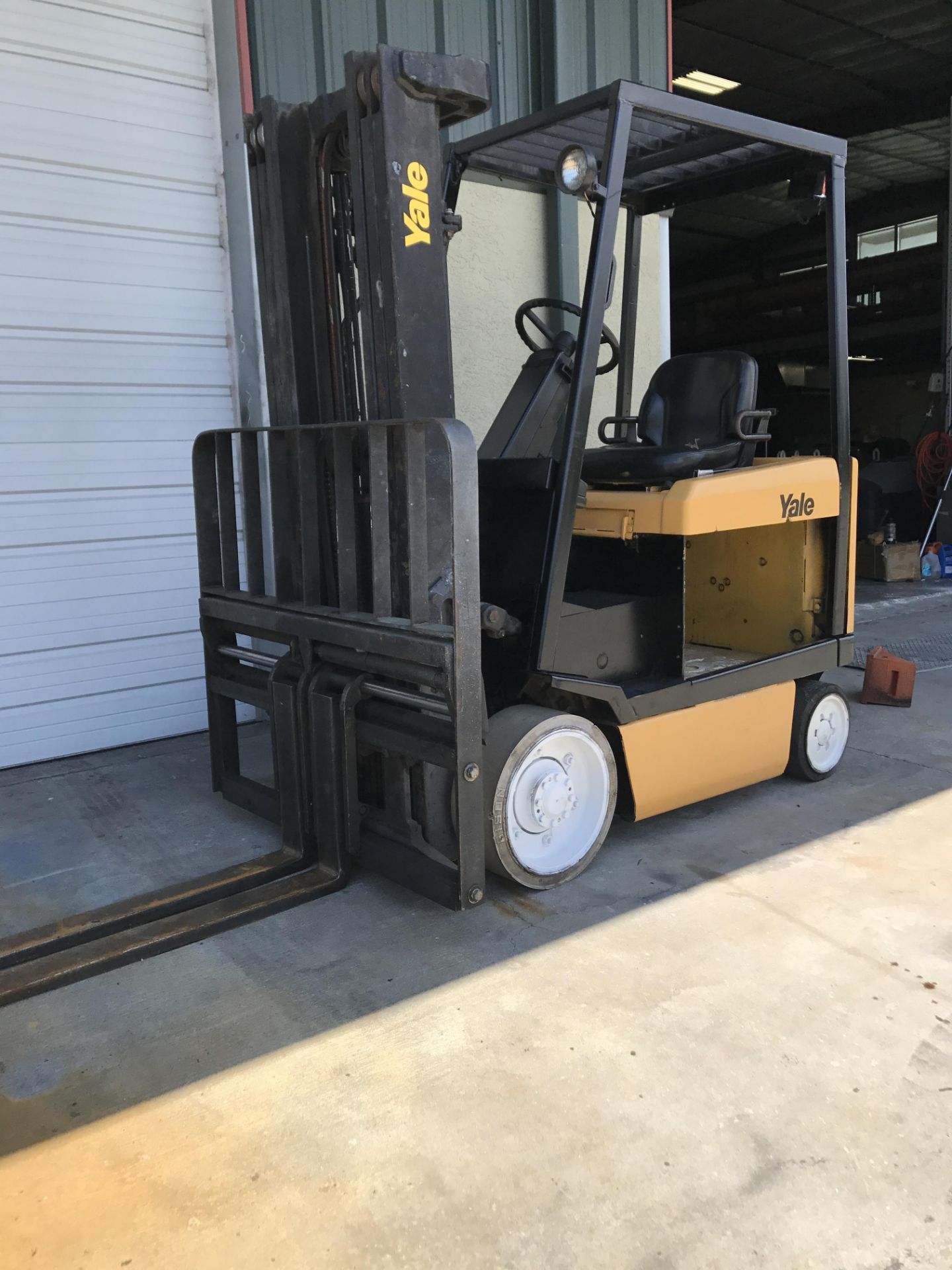 YALE ELECTRIC FORKLIFT, 5,000 LB CAPACITY, PNEUMATIC FORK POSITIONERS