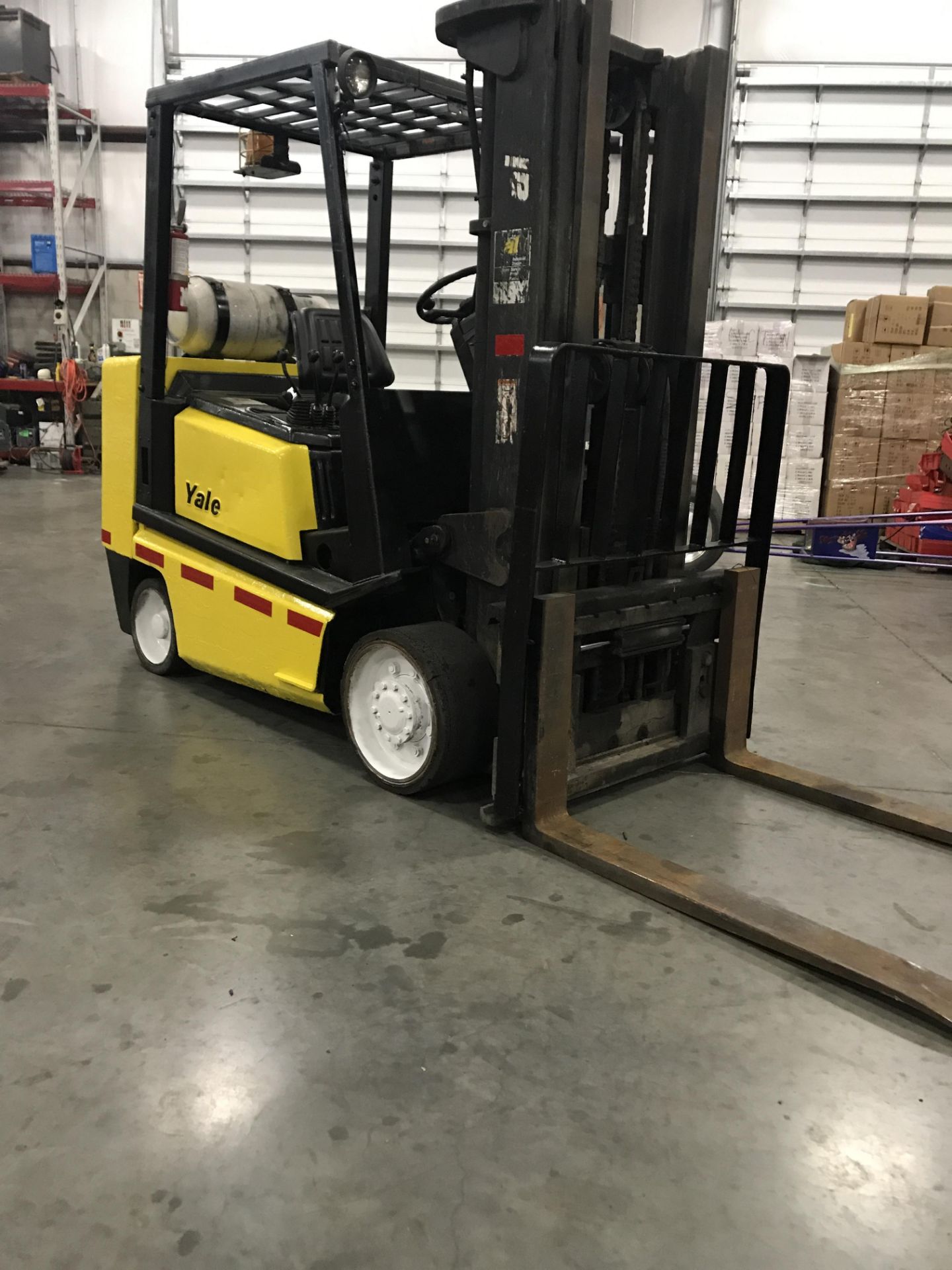 SEE VIDEO** YALE 8,000 LB LP FORKLIFT MODEL GLC080LFNSAE085, 185" MAX HEIGHT - Image 2 of 7