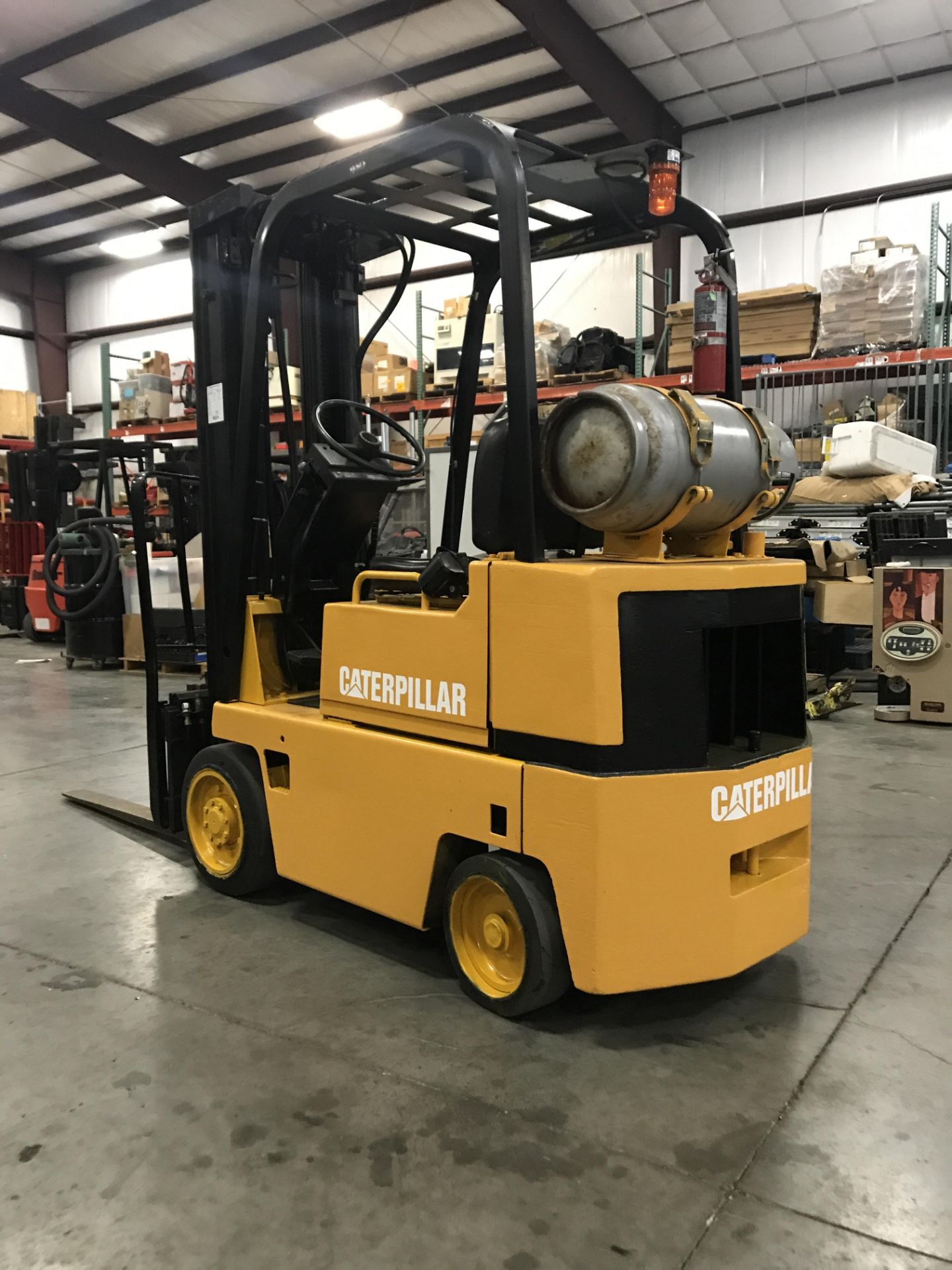 SEE VIDEO** CATERPILLAR LP FORKLIFT MOD. T30D, 3,000 LB LIFT CAP. 42" FORKS, 3 STAGE MAST - Image 2 of 7