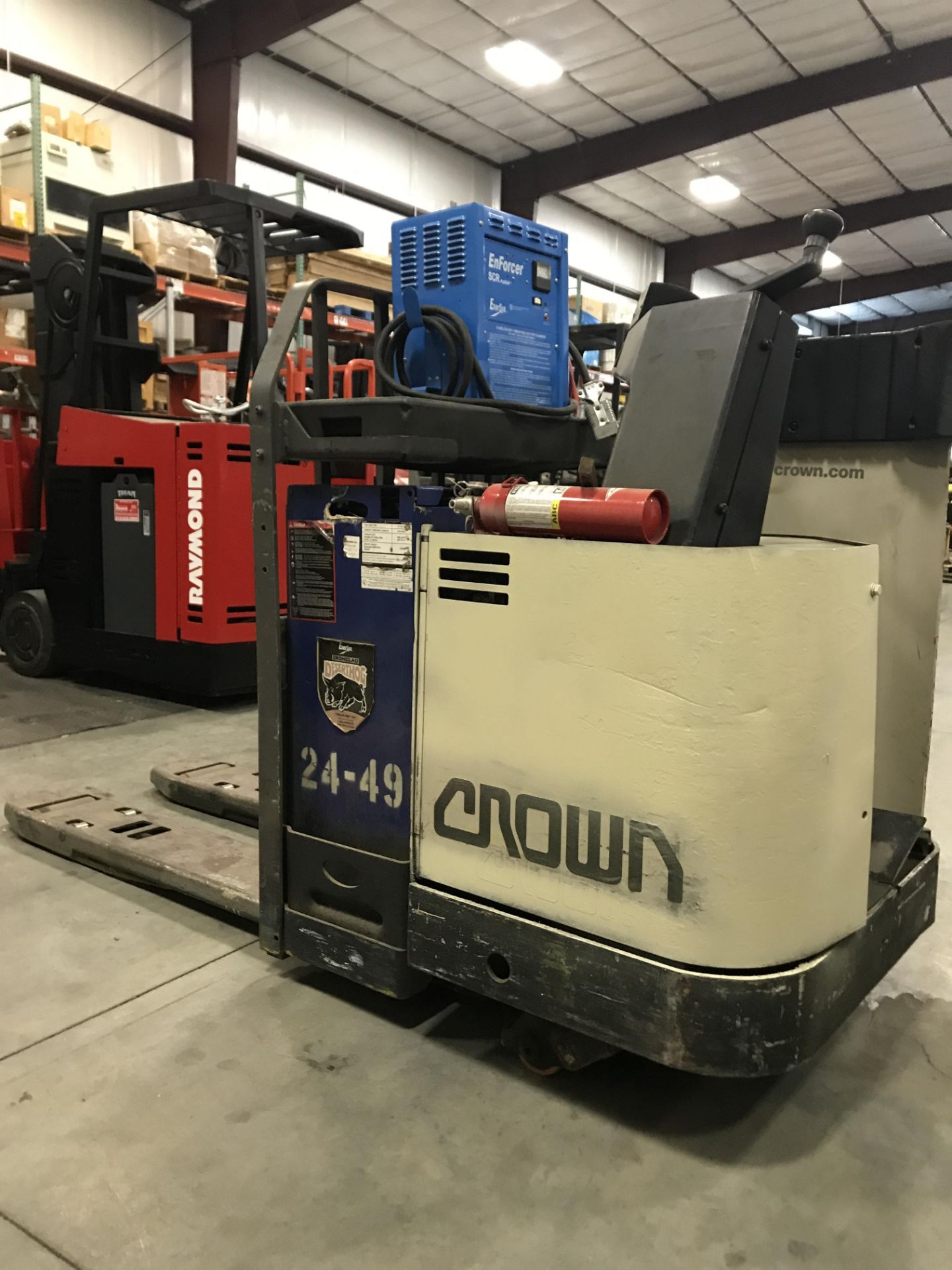 SEE VIDEO** CROWN ELECTRIC STAND ON PALLET JACK, 6,000 LB CAP. - Image 4 of 7