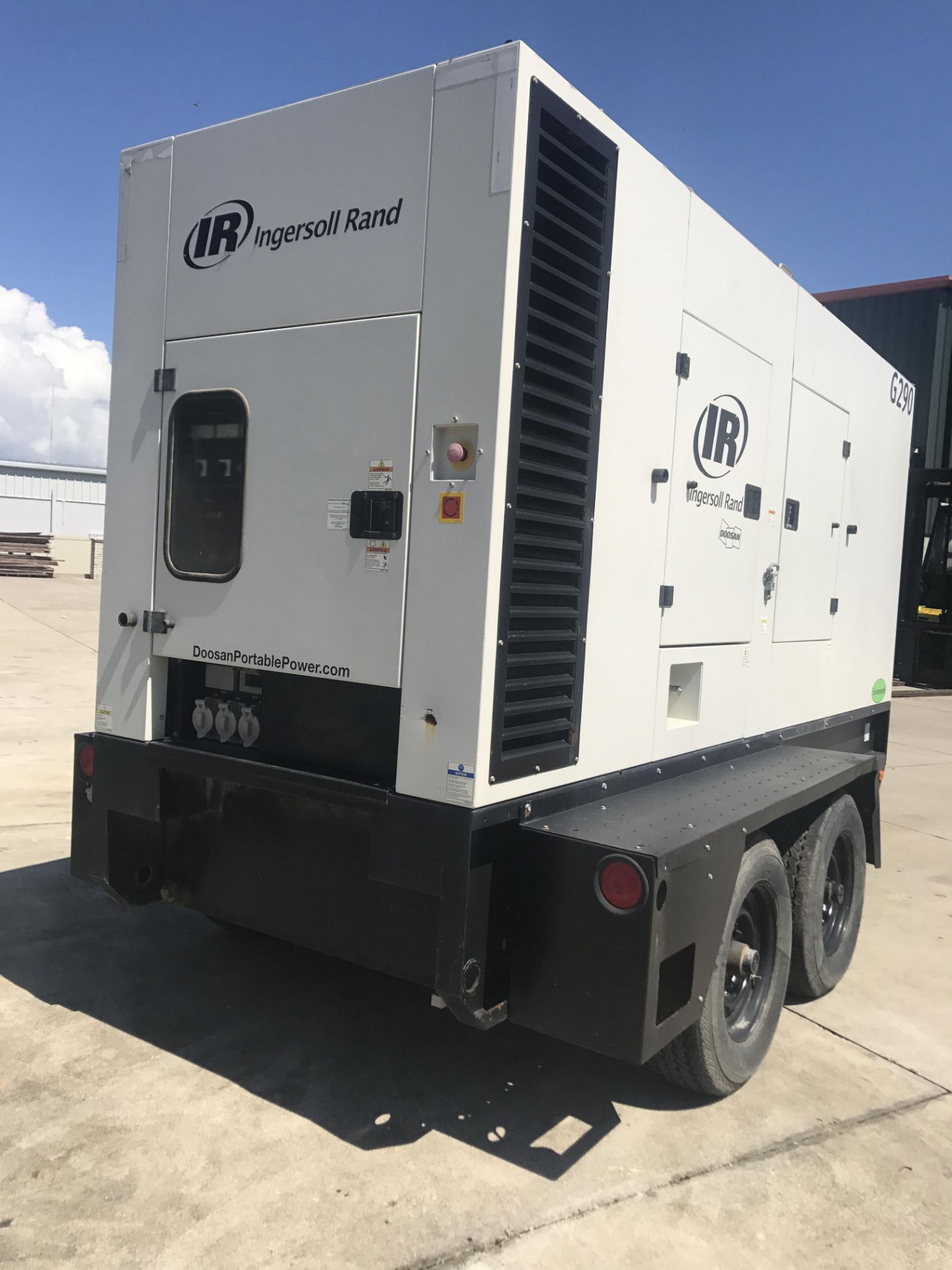 SEE VIDEO** 2012 INGERSOLL RAND G290 TRAILER MOUNTED DIESEL GENERATOR, CUMMINS DIESEL - Image 2 of 8