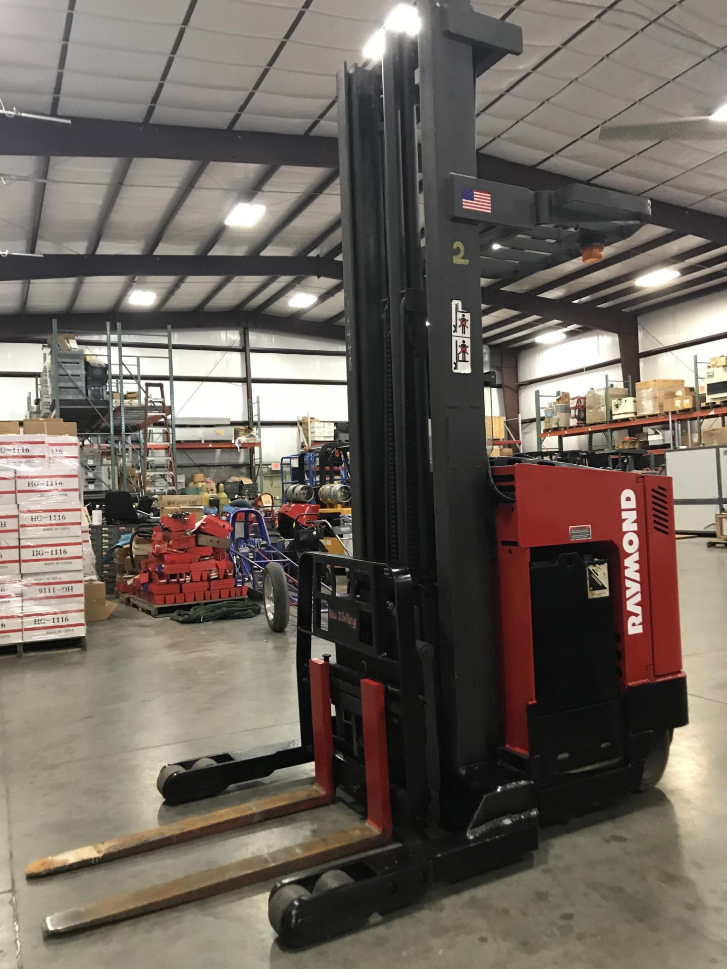 SEE VIDEO** RAYMOND ELECTRIC FORKLIFT, 36V, TILT, REACH, MOD. EASI-R35TT, 3,500 LB CAP. - Image 3 of 9