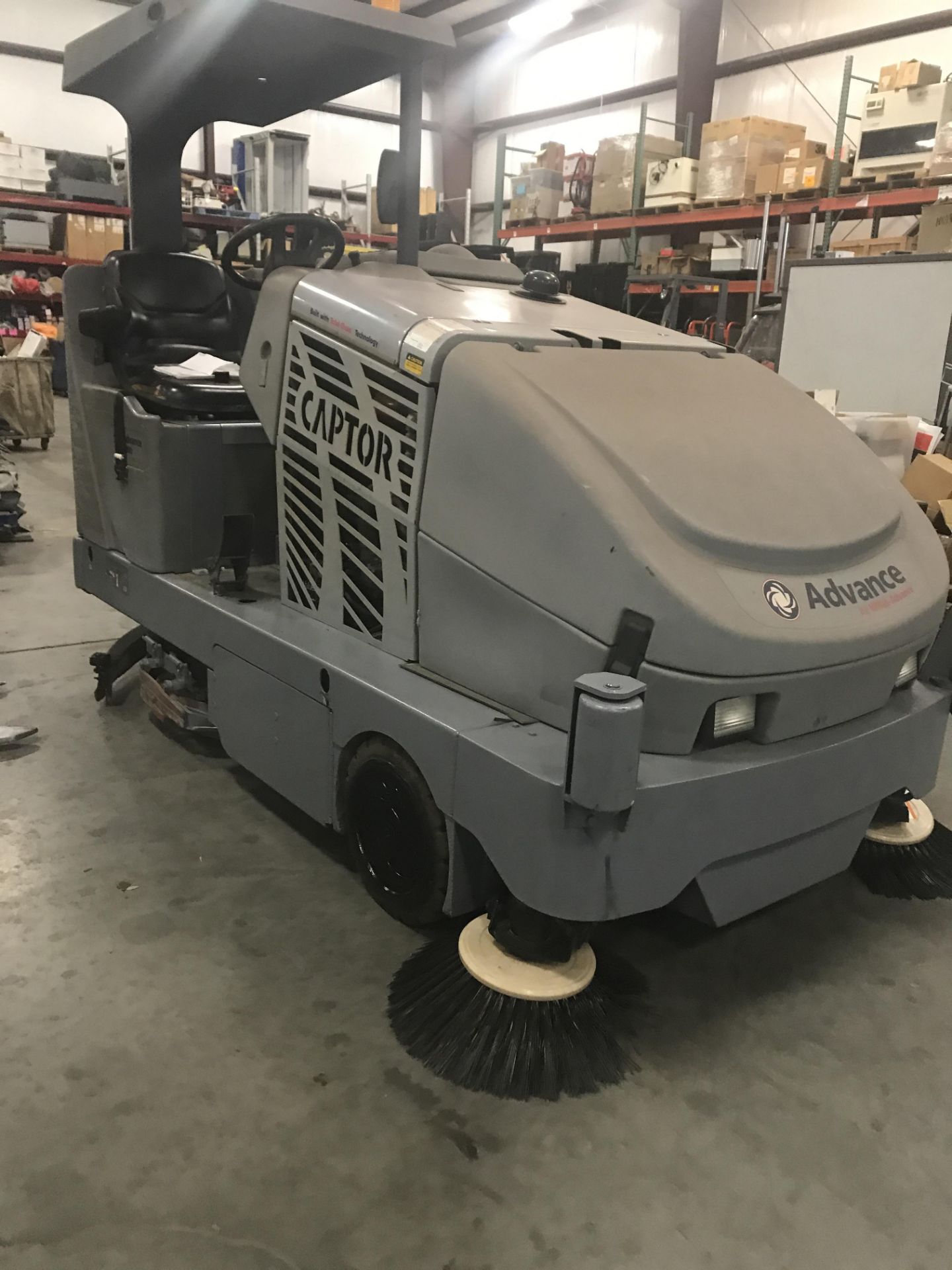 SEE VIDEO**NILFISK-ADVANCE CAPTOR 4800 LP COMBO SWEEPER/SCRUBBER - Image 4 of 8