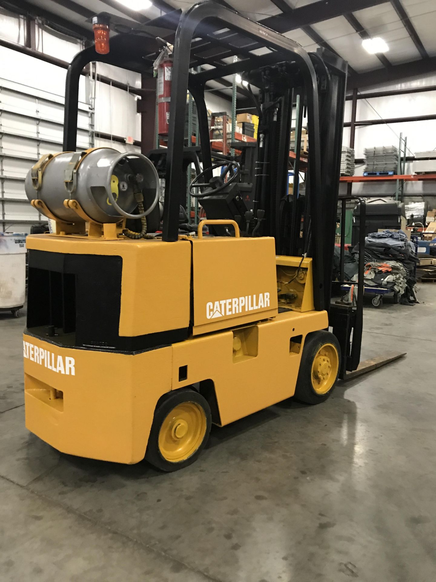 SEE VIDEO** CATERPILLAR LP FORKLIFT MOD. T30D, 3,000 LB LIFT CAP. 42" FORKS, 3 STAGE MAST - Image 4 of 7