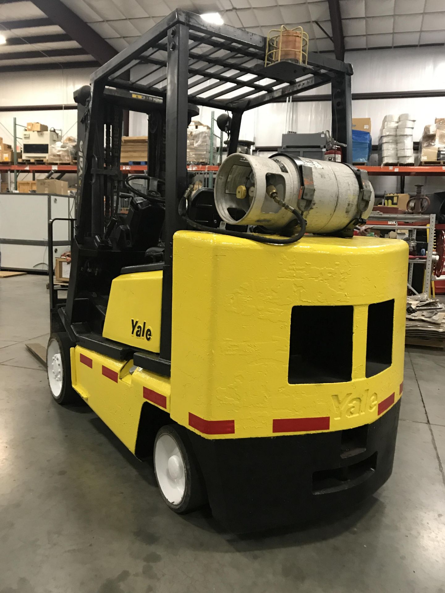 SEE VIDEO** YALE 8,000 LB LP FORKLIFT MODEL GLC080LFNSAE085, 185" MAX HEIGHT - Image 4 of 7
