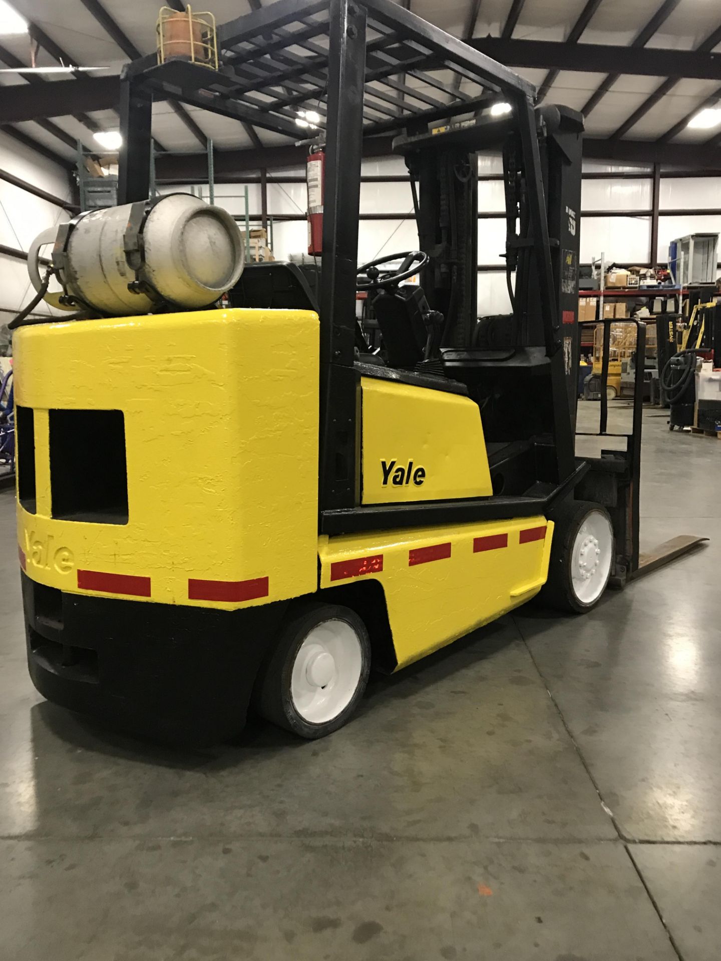 SEE VIDEO** YALE 8,000 LB LP FORKLIFT MODEL GLC080LFNSAE085, 185" MAX HEIGHT - Image 3 of 7