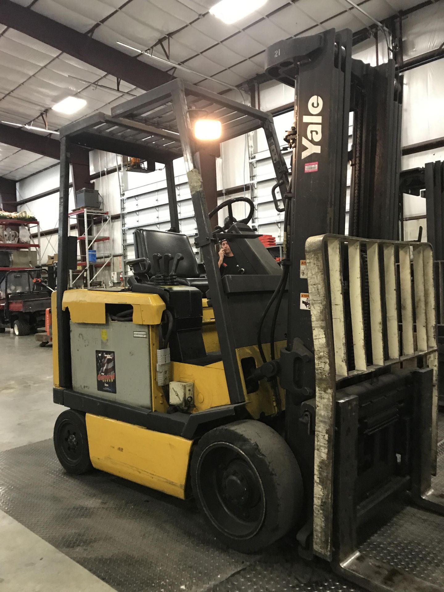 SEE VIDEO** YALE ELECTRIC FORKLIFT, 6,000 LB CAP. - Image 3 of 6