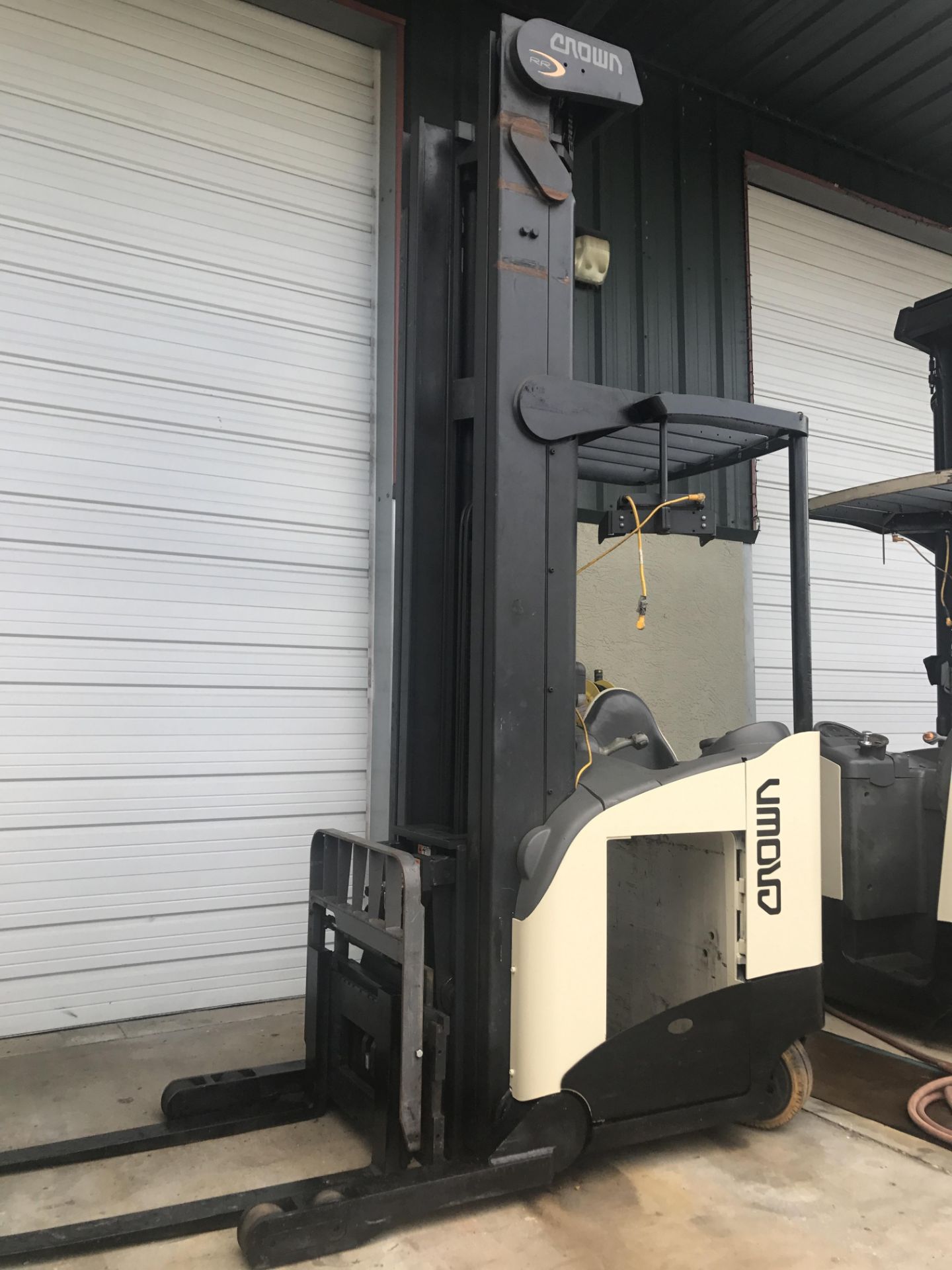 CROWN RR 5200 SERIES ELECTRIC FORKLIFT - Image 2 of 4