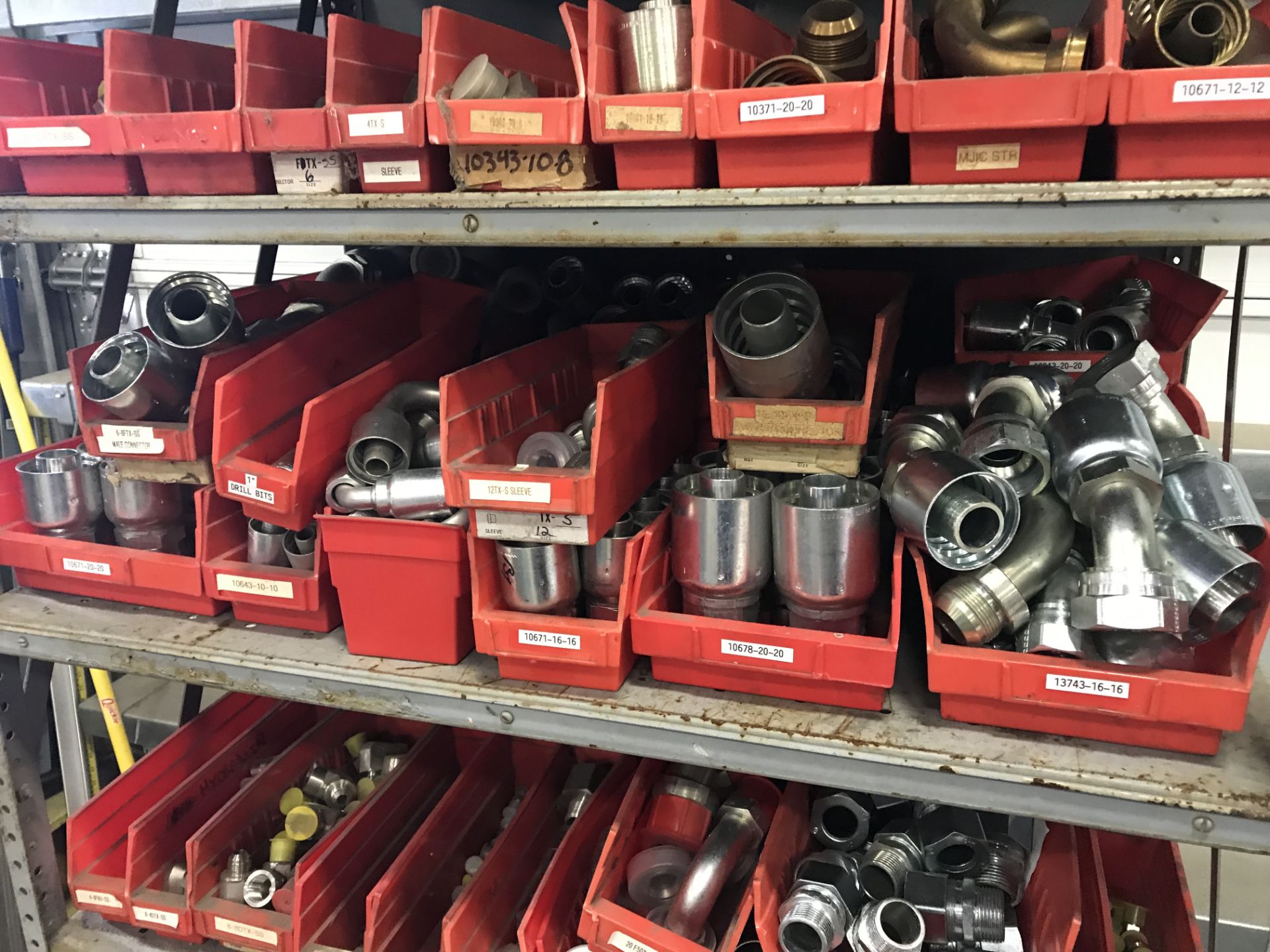 HUNDREDS OF NEW ASSORTED HYDRAULIC FITTINGS ON STEEL SHELF. - Image 5 of 11