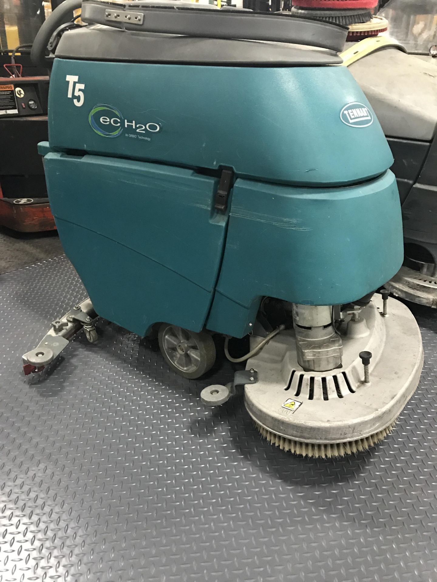 TENNANT T5 FLOOR SWEEPER/SCRUBBER, ECO H20, 780 HOURS SHOWING.