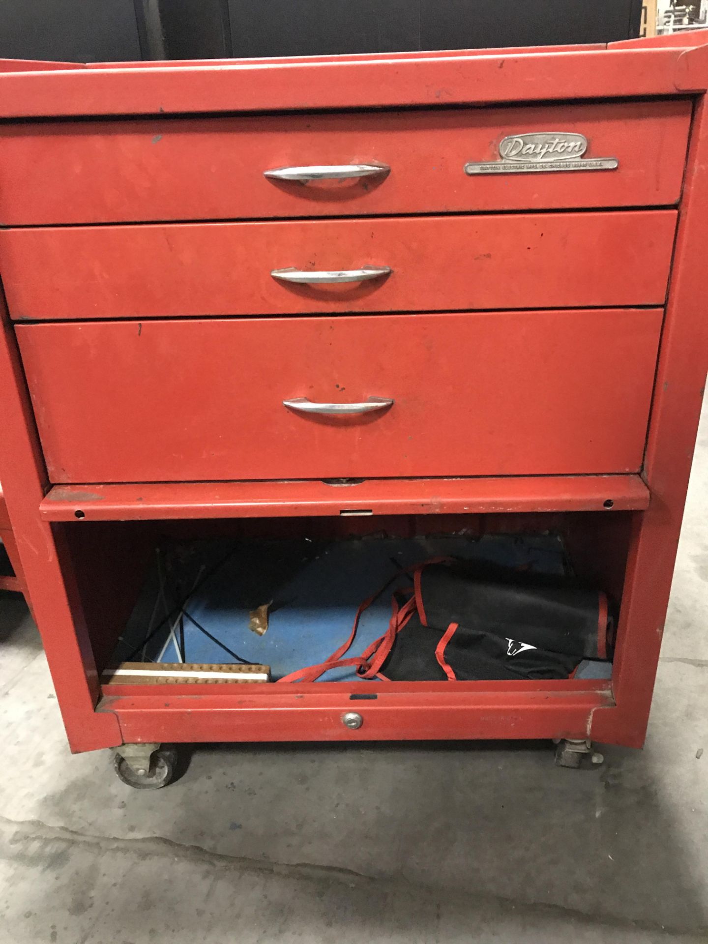 DAYTON ROLLING TOOL CART W/ CONTENTS