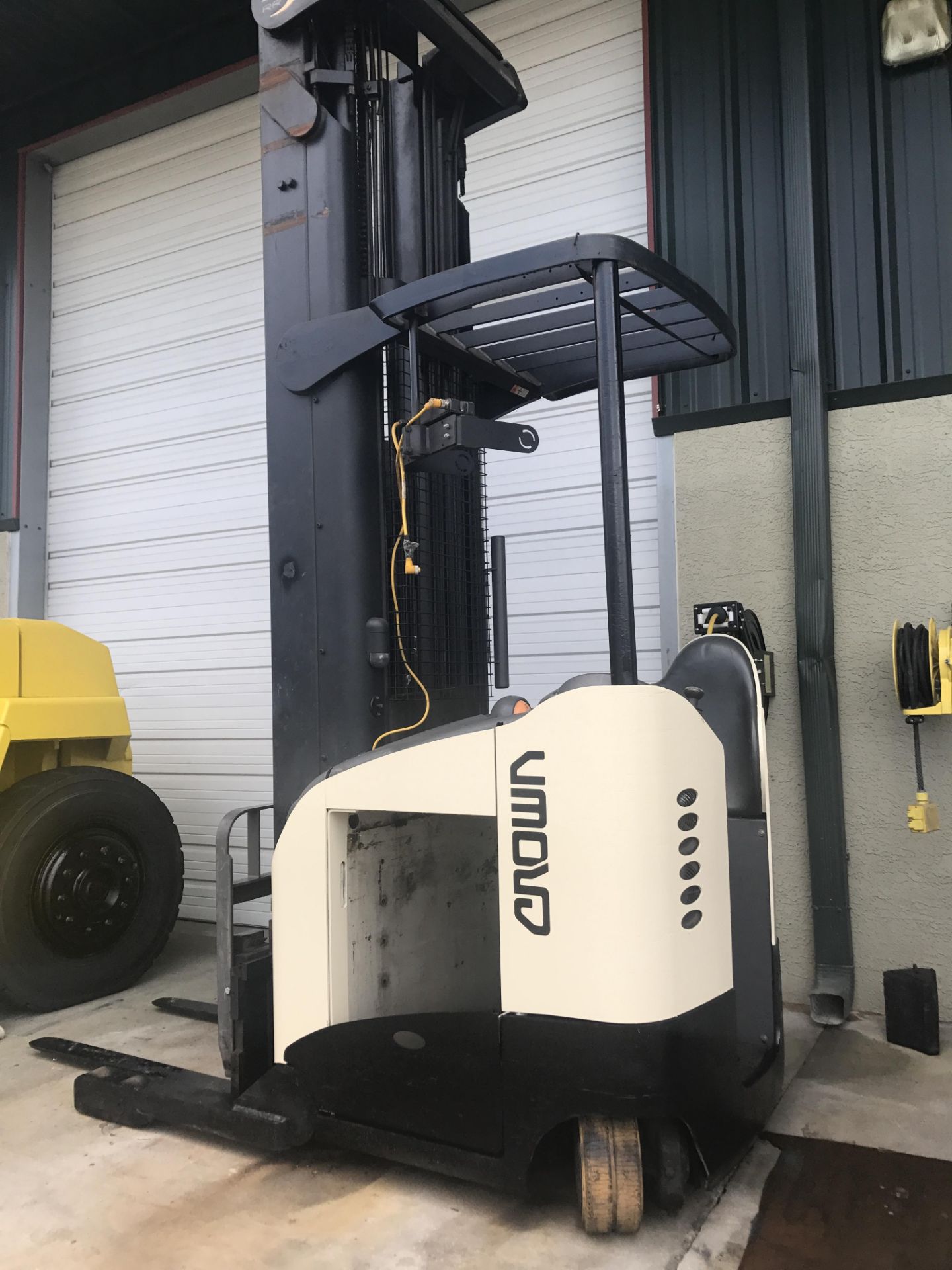 CROWN RR 5200 SERIES ELECTRIC FORKLIFT