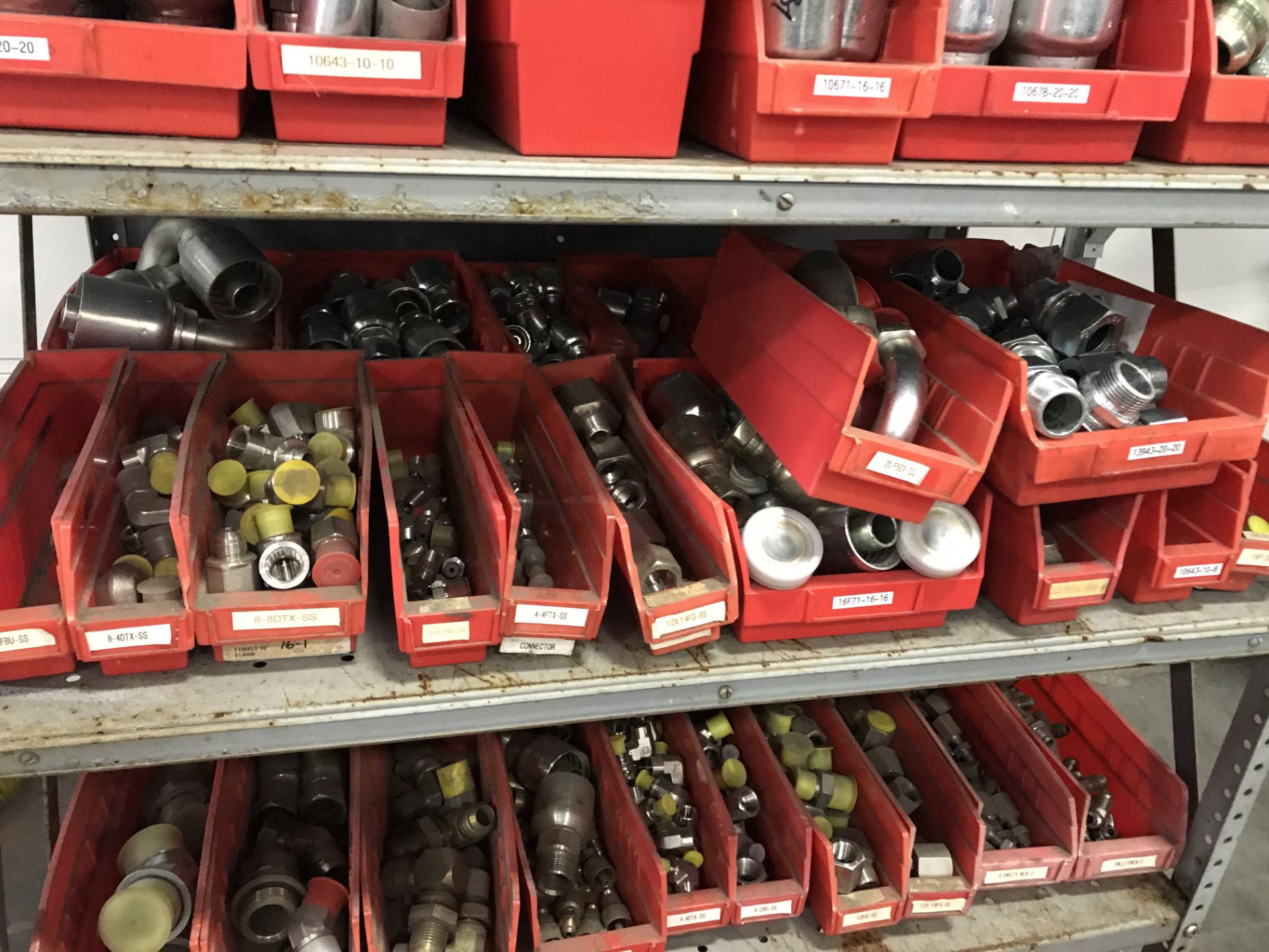 HUNDREDS OF NEW ASSORTED HYDRAULIC FITTINGS ON STEEL SHELF. - Image 6 of 11