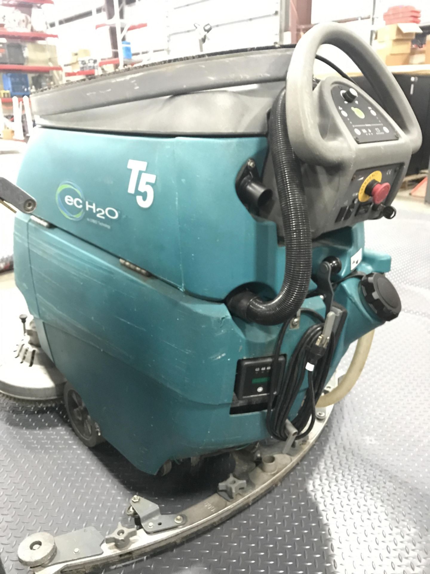 TENNANT T5 FLOOR SWEEPER/SCRUBBER, ECO H20, 780 HOURS SHOWING. - Image 4 of 8