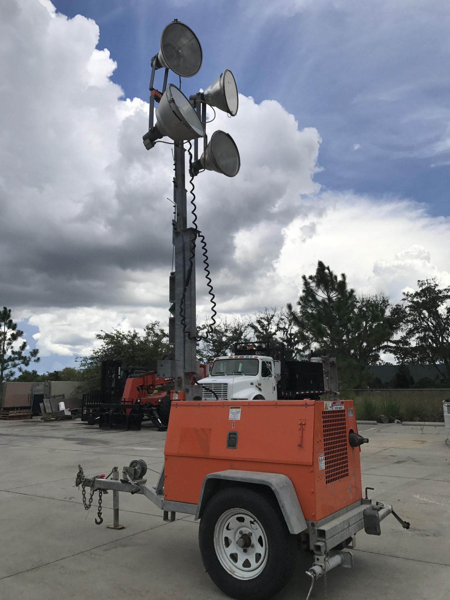 TOW BEHIND LIGHT TOWER W/ BUILT IN GENERATOR - Image 4 of 7